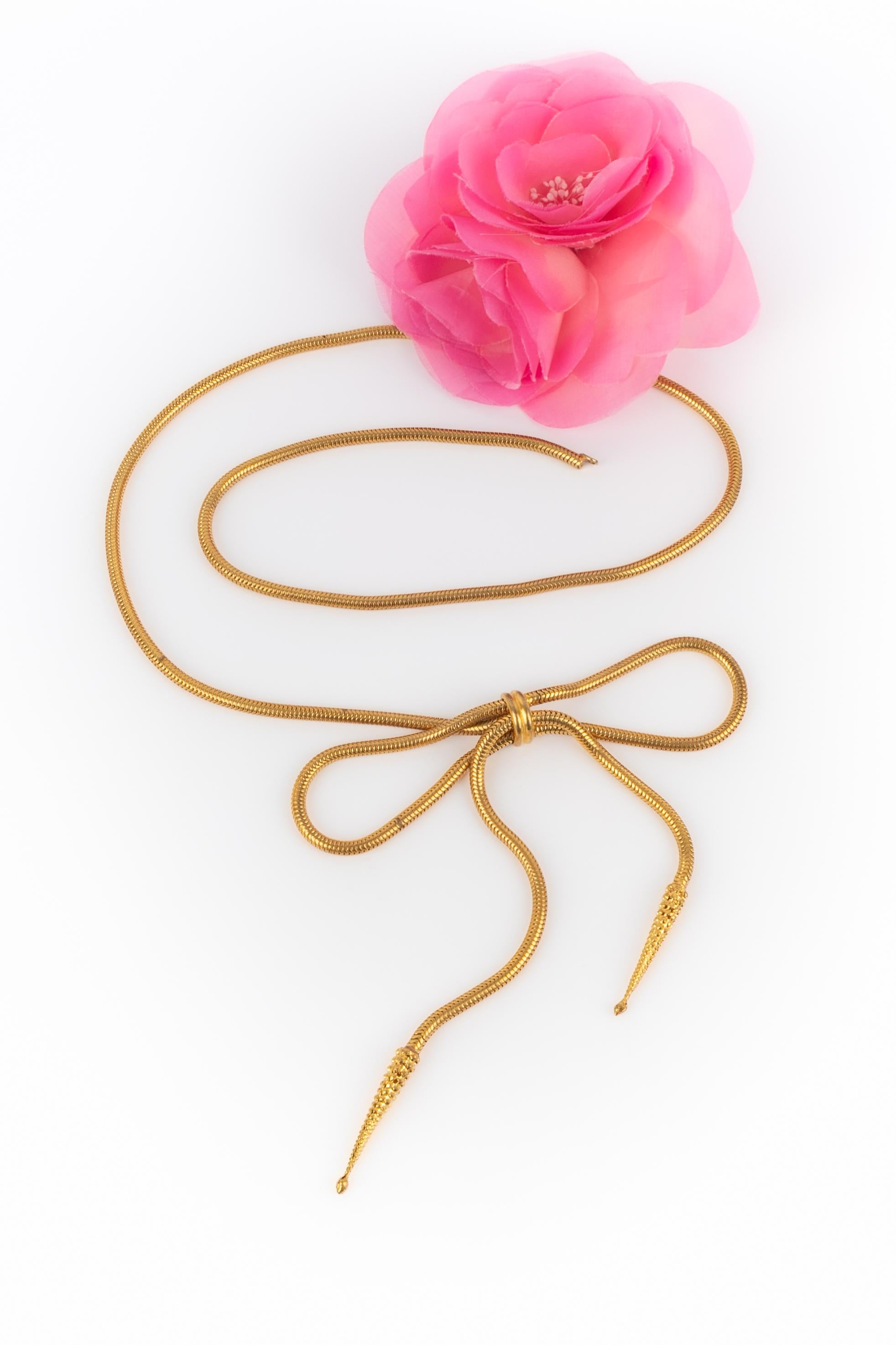 Yves Saint Laurent - (Made in France) Cintura a catena in metallo dorato con fiocco. Firma incisa sul gancio. Gioielli degli anni '60.

Condizioni:
Ottime condizioni

Dimensioni:
Lunghezza: 73 cm

SKU:ACC170