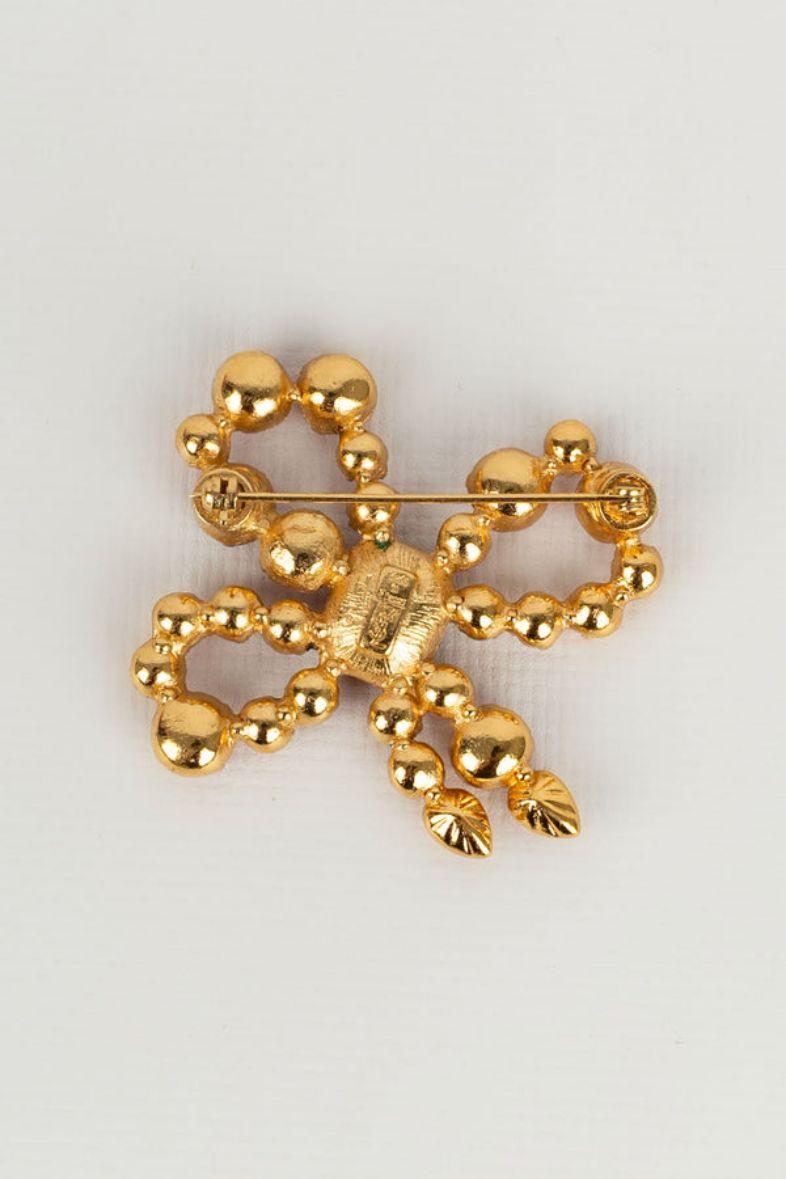 Yves Saint Laurent Bow Brooch in Gold Plated Metal and Rhinestone In Excellent Condition For Sale In SAINT-OUEN-SUR-SEINE, FR