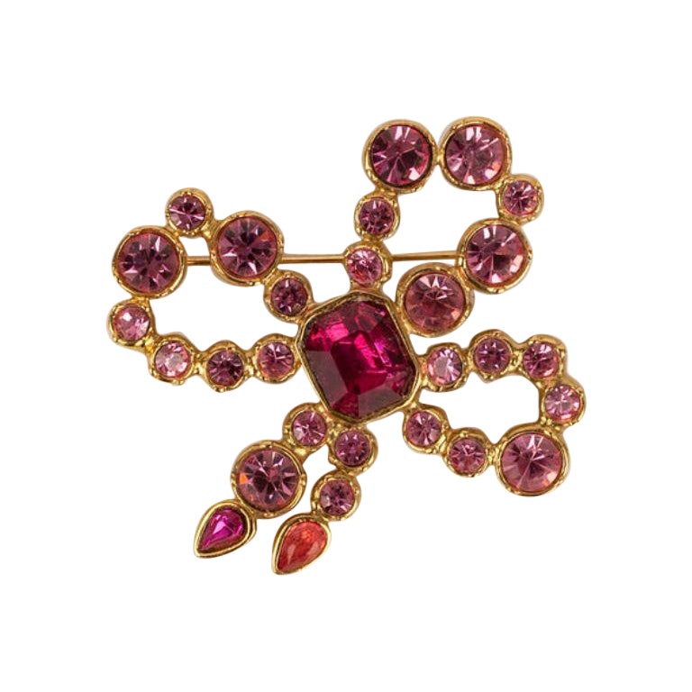 Yves Saint Laurent Broche avec nœud en métal plaqué or et strass