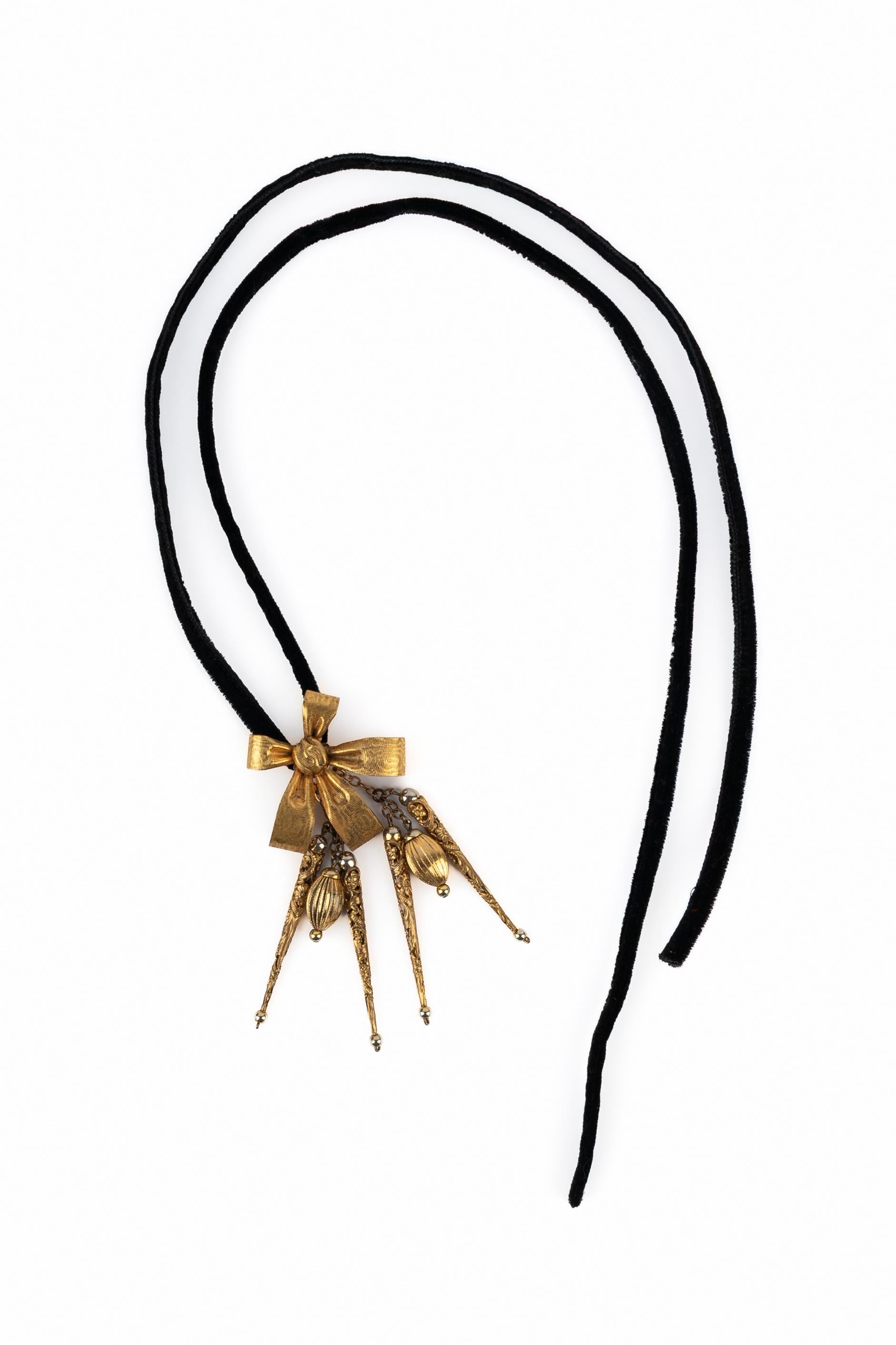 Yves Saint Laurent - (Made in France) Collana in metallo dorato con maglia in velluto e pendente a forma di fiocco.

Condizioni:
Ottime condizioni

Dimensioni:
Lunghezza: 110 cm

SKU:BC145