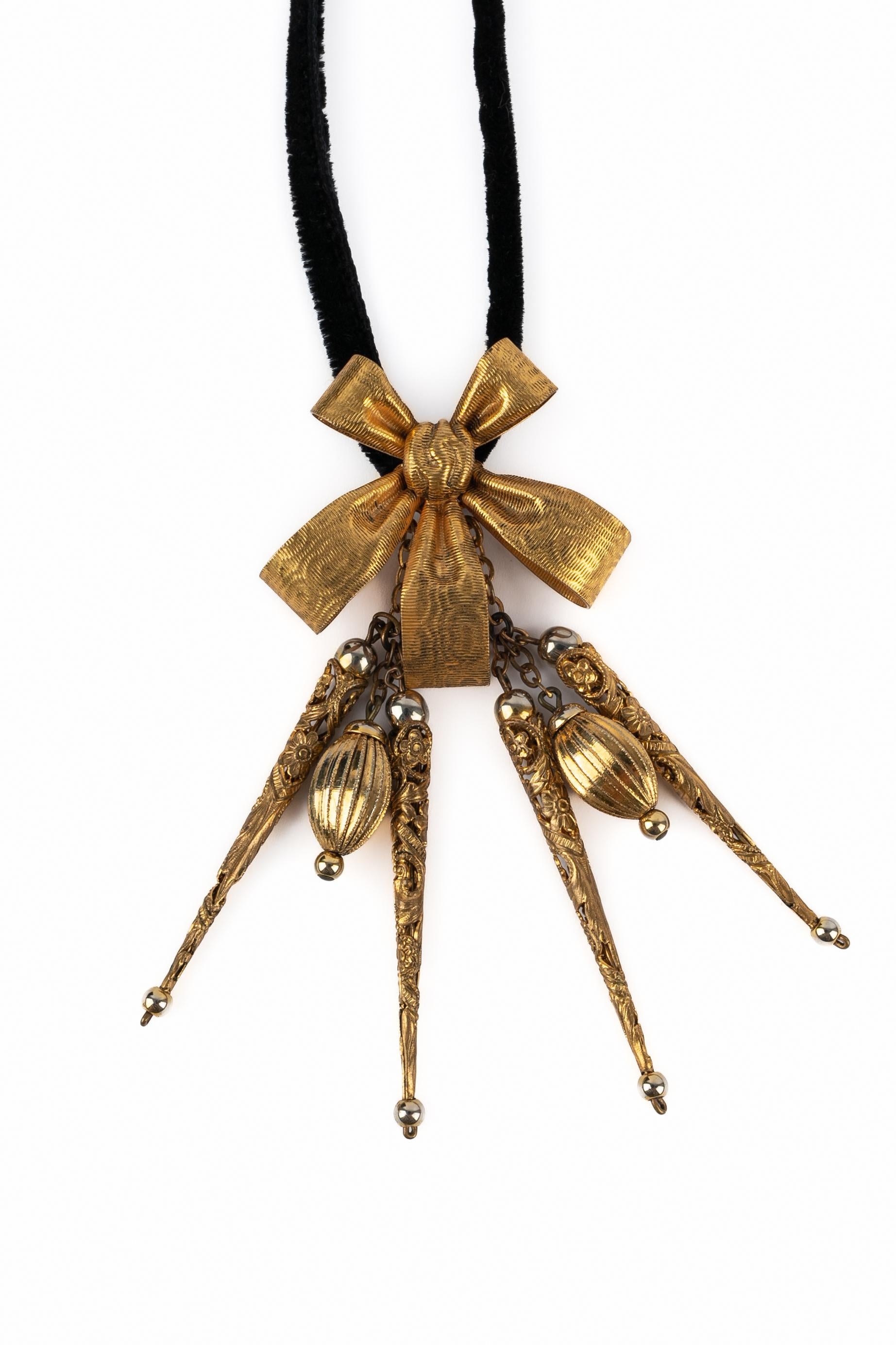 Collana con fiocco Yves Saint Laurent In condizioni buone in vendita a SAINT-OUEN-SUR-SEINE, FR