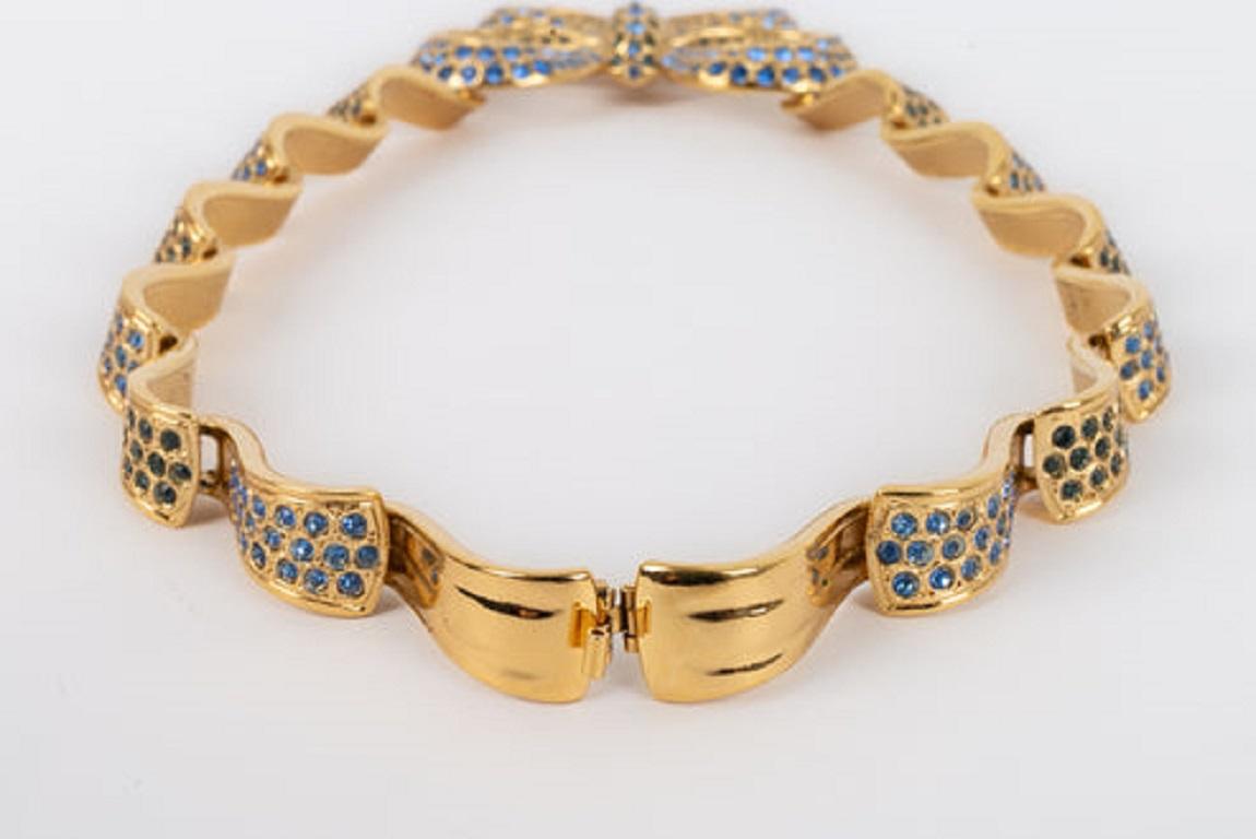 Yves Saint Laurent Bow Necklace in Gold Metal In Excellent Condition For Sale In SAINT-OUEN-SUR-SEINE, FR