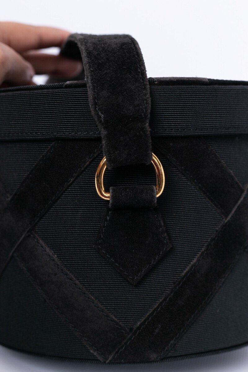 Yves Saint Laurent Boxförmige Tasche aus Stoff und Wildleder im Angebot 1