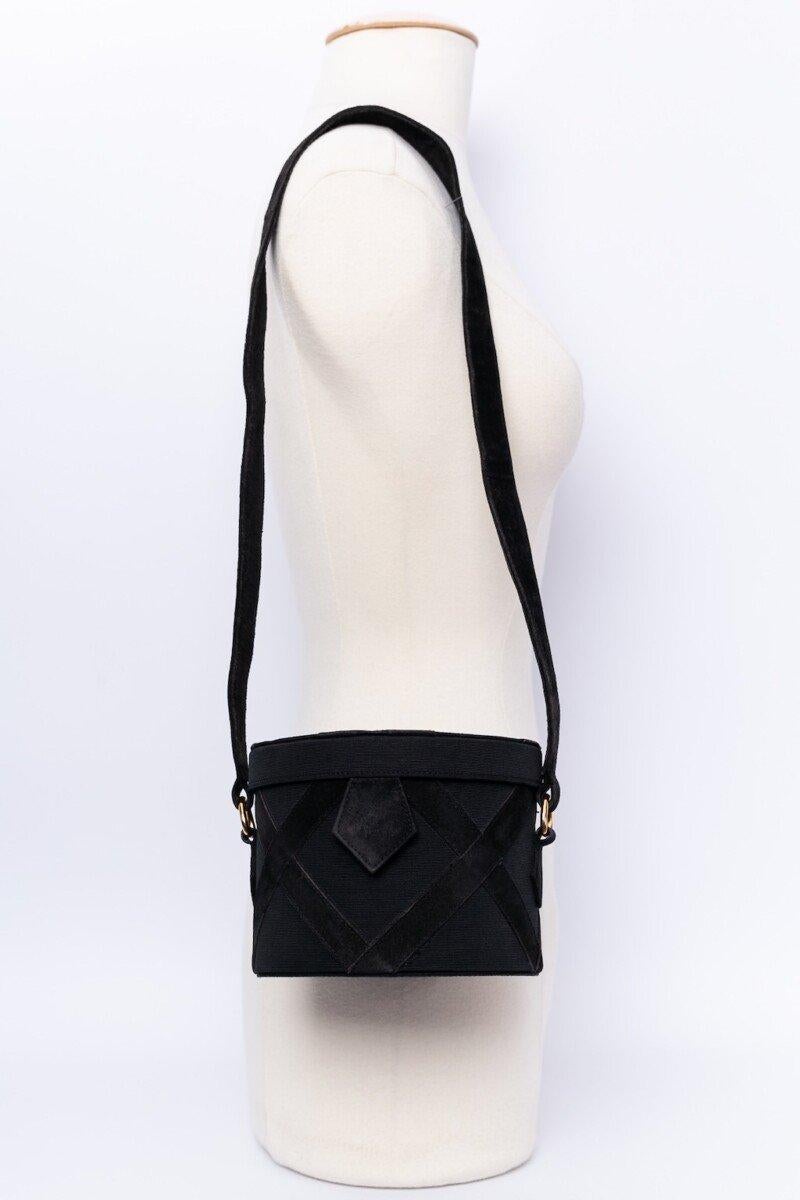 Yves Saint Laurent Boxförmige Tasche aus Stoff und Wildleder im Angebot 3