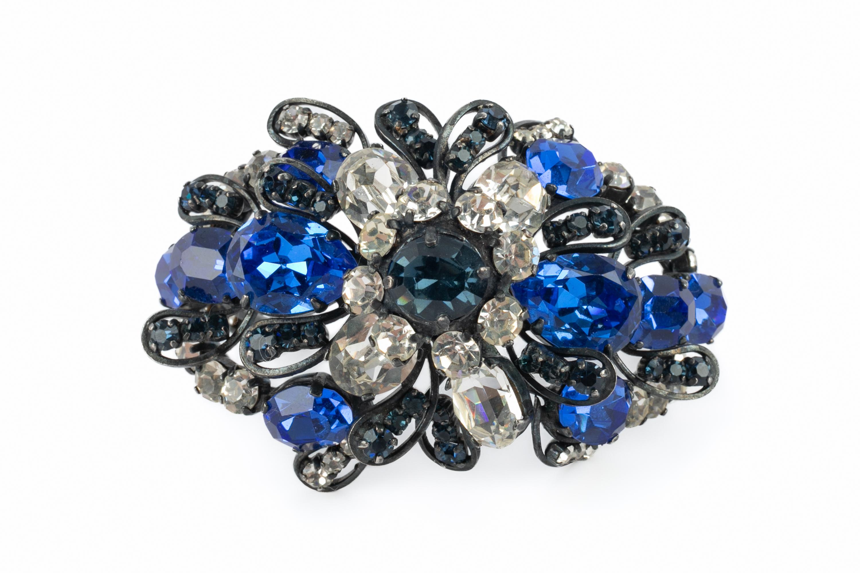 YVES SAINT LAURENT - Pulsera de metal decorada con brillantes azules y blancos. Una Colección de Alta Costura hacia 1980.

Estado:
Muy buen estado

Dimensiones:
Longitud: 14 cm

SKU:BRA205