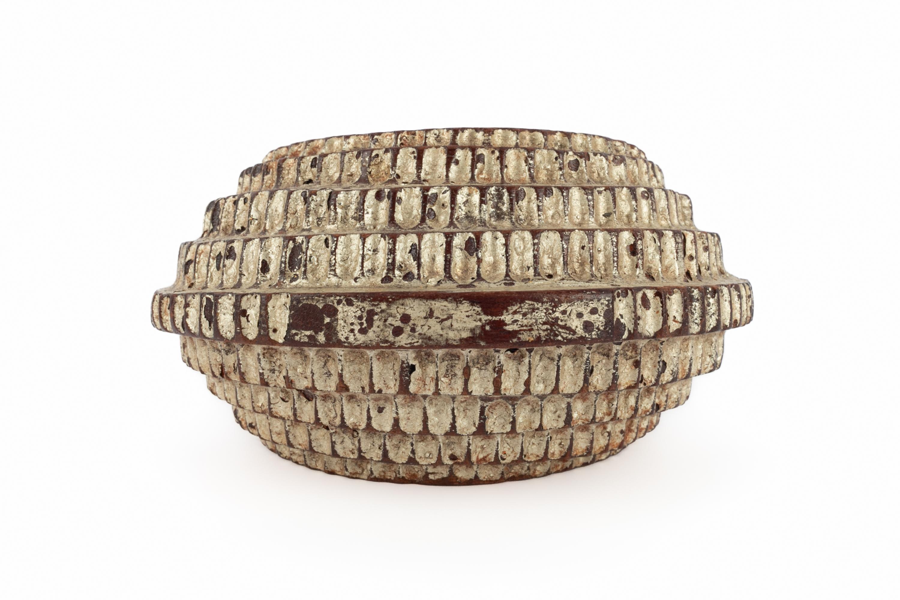 YVES SAINT LAURENT - Bracelet en bois argenté sculpté. Non signé - Une collection de haute couture des années 1980/1990.

Condit :
Très bon état.

Dimensions :
Longueur : 13 cm - Ouverture : 3 cm

SKU:BRA199