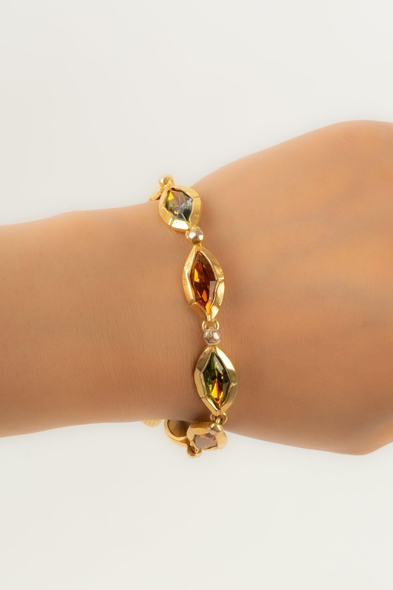 Yves Saint Laurent - Bracelet in gold-plated metal and orange rhinestones.

Additional information:
Condition: Very good condition
Dimensions: Length: from 18 cm to 20 cm

Seller Reference: BRA102

