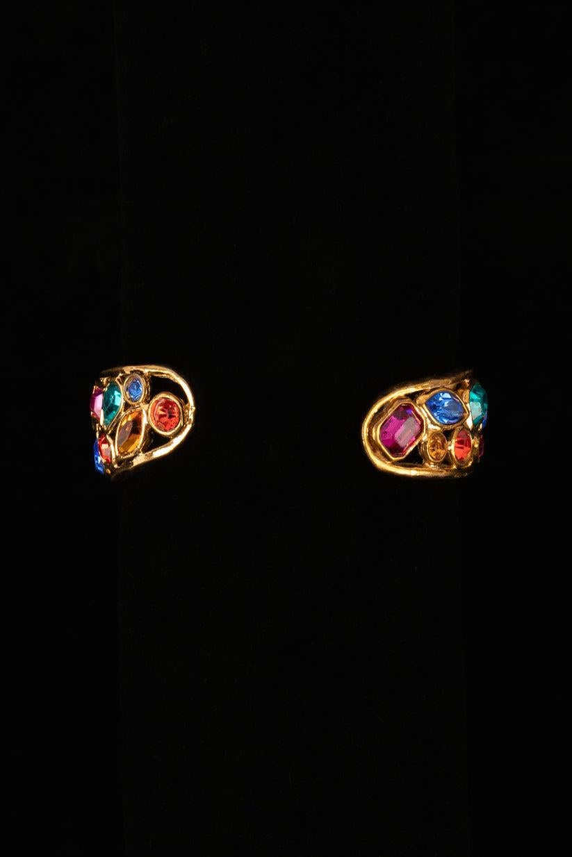 Yves Saint Laurent - (Made in France) Golden openwork metal bracelet with multicolored rhinestones.

Additional information:
Condition: Very good condition
Dimensions: Length: 14 cm - Opening: 2.5 cm

Seller Reference: BRA14