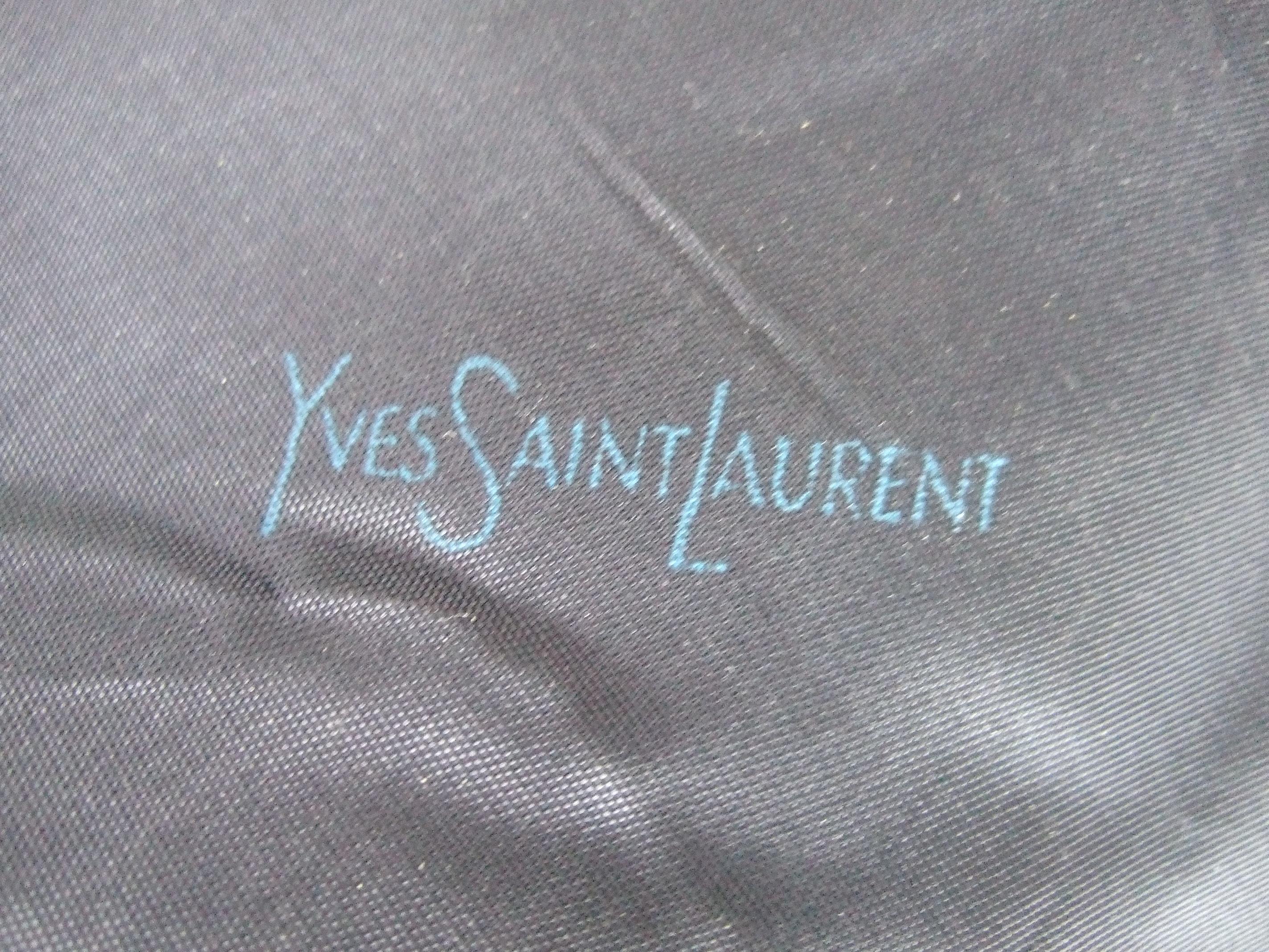 Yves Saint Laurent Gilet unisexe en laine bleu foncé avec boutons YSL en laiton pour hommes, années 1970 en vente 5