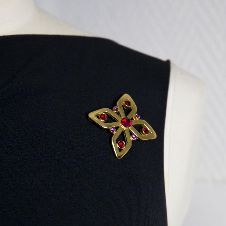 YSL Yves Saint Laurent brooch in gold metal, set with fancy garnet and purple stones.
In very good condition. Made in France.
Dimensions: 5.5 x 4 cm
Delivered in a non original pouch