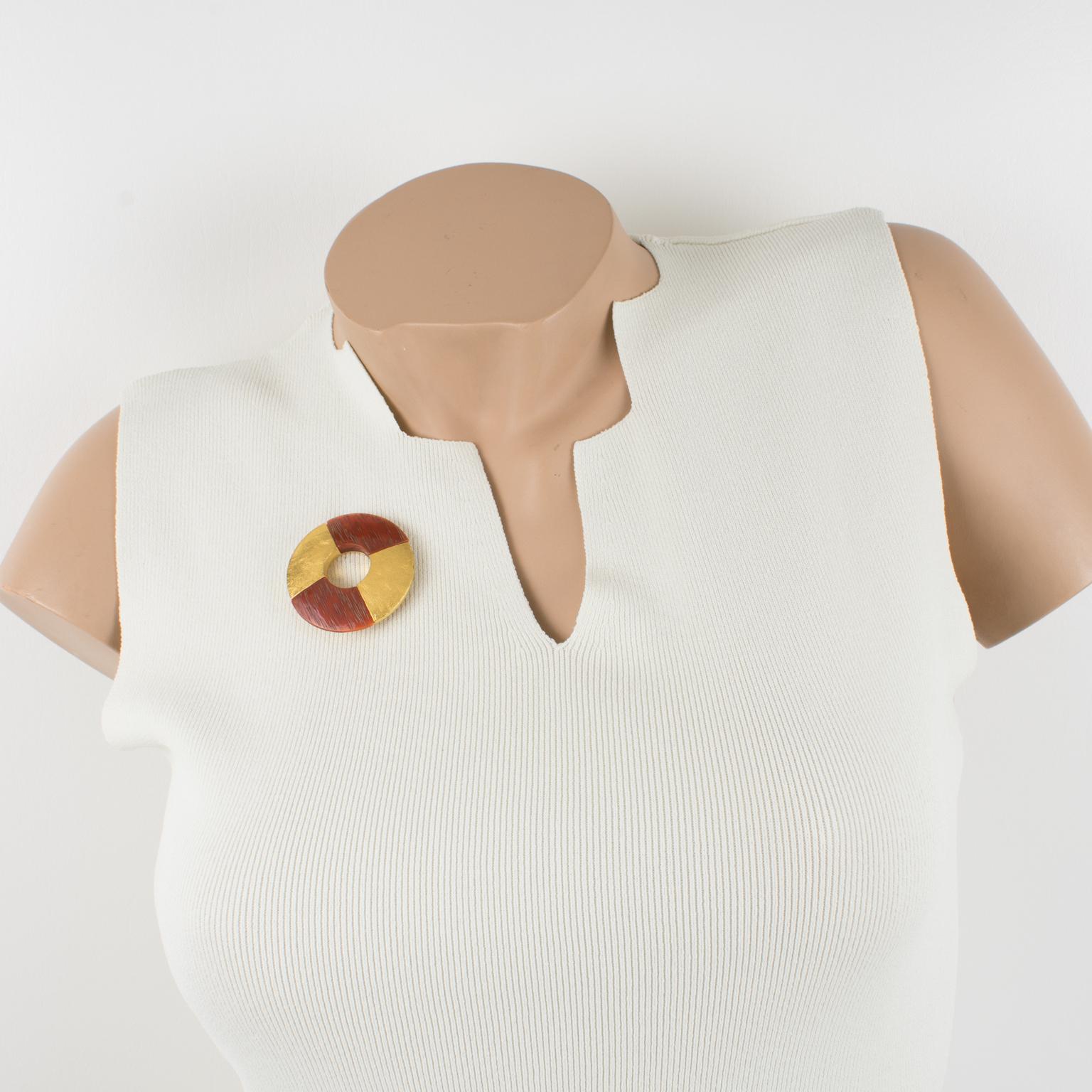 Moderne Yves Saint Laurent Broche Donut en résine et doré en vente