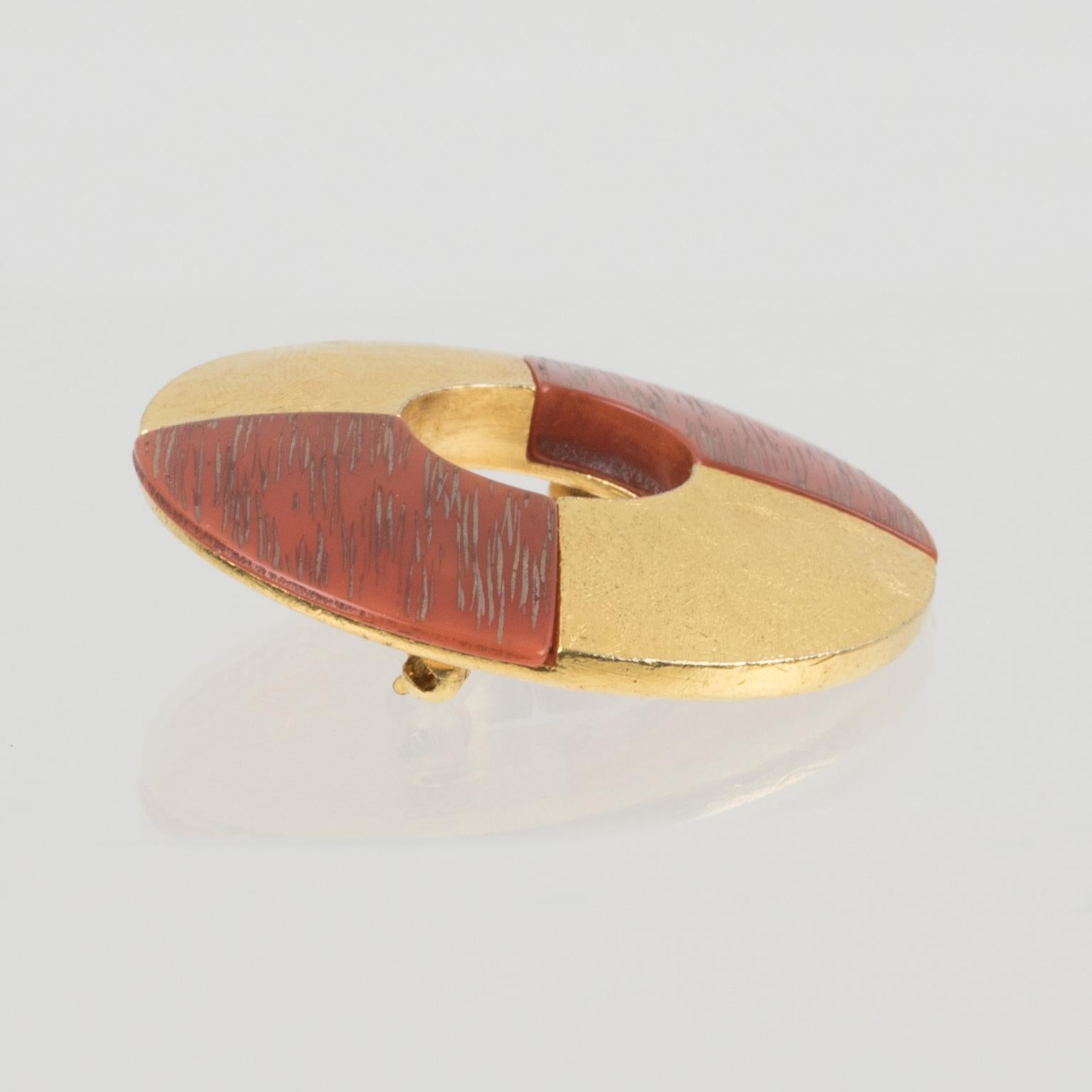 Yves Saint Laurent Broche Donut en résine et doré en vente 1