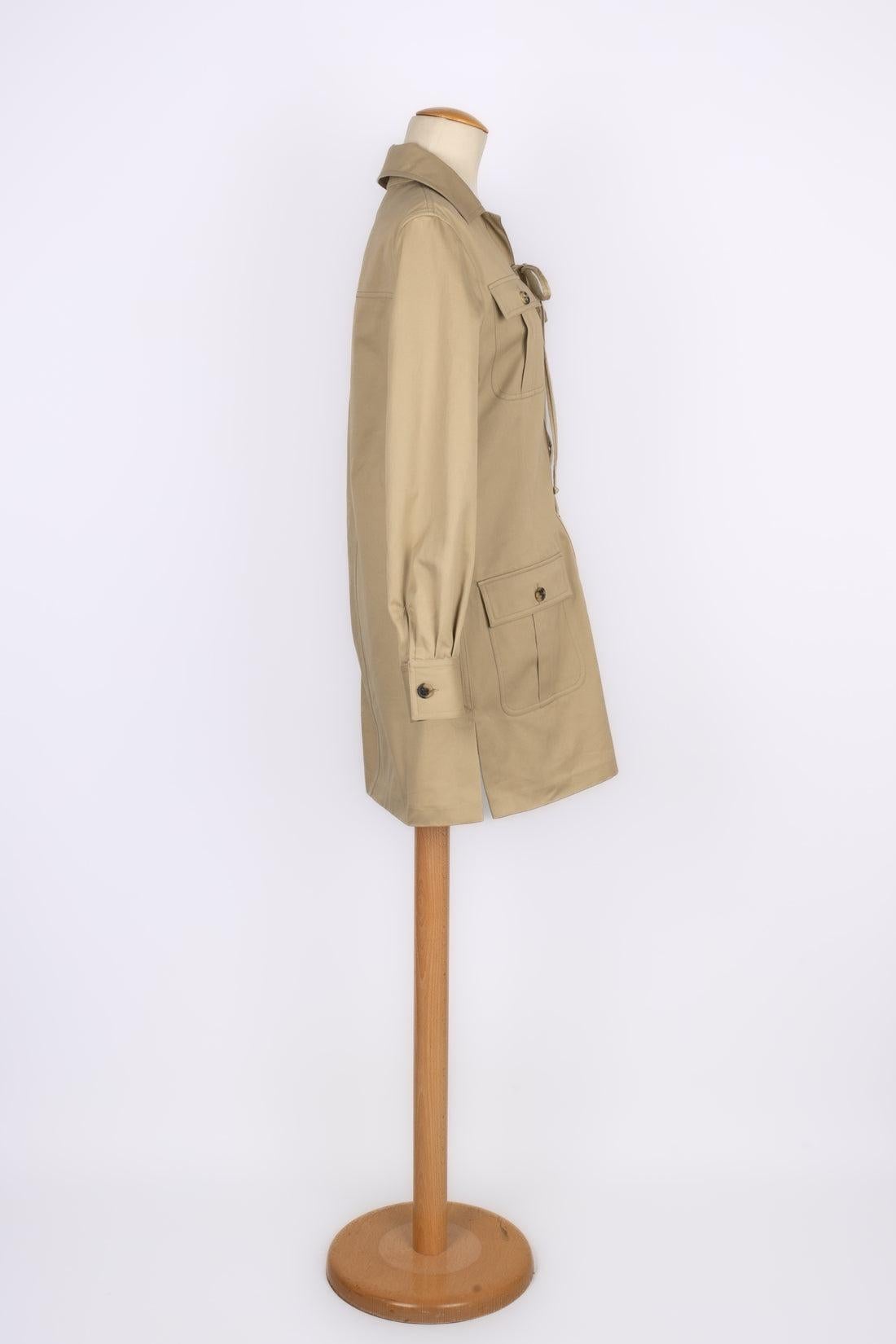 Yves Saint Laurent - (Made in Italy) Brown/Beige cotton Safari jacket. Size 40FR indicated.

Additional information:
Condition: Very good condition
Dimensions: Shoulder width: 43 cm - Chest: 48 cm - Waist: 44 cm - Sleeve length: 60 cm - Length: 80