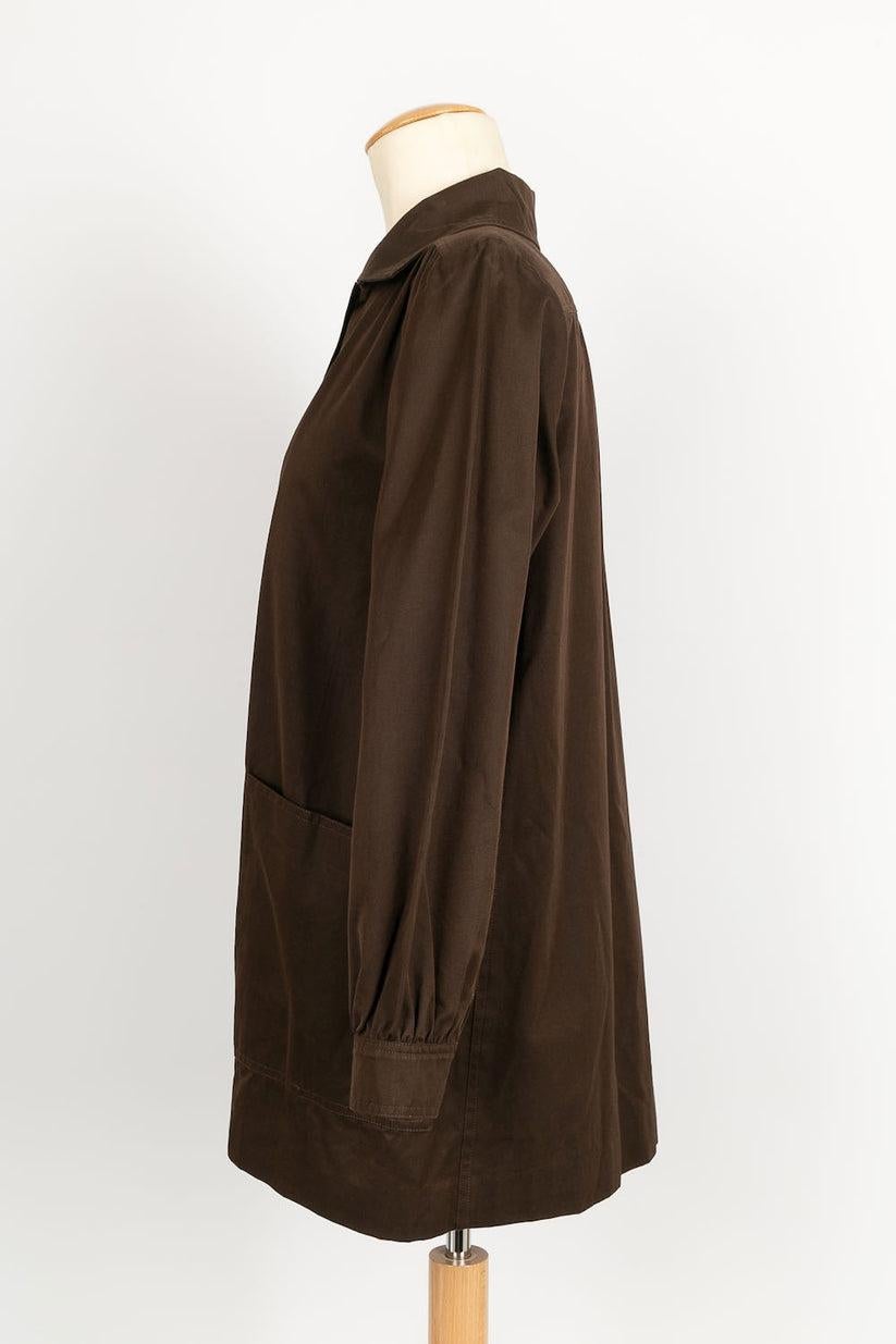 Yves Saint Laurent -(Made in France) Braunes Baumwollhemd. Keine Größenangabe, es passt eine 38FR.

Zusätzliche Informationen:
Abmessungen: Schulterbreite: 41 cm 
Brustumfang: 52 cm 
Ärmellänge: 57 cm 
Länge: 74 cm
Zustand: Sehr guter
