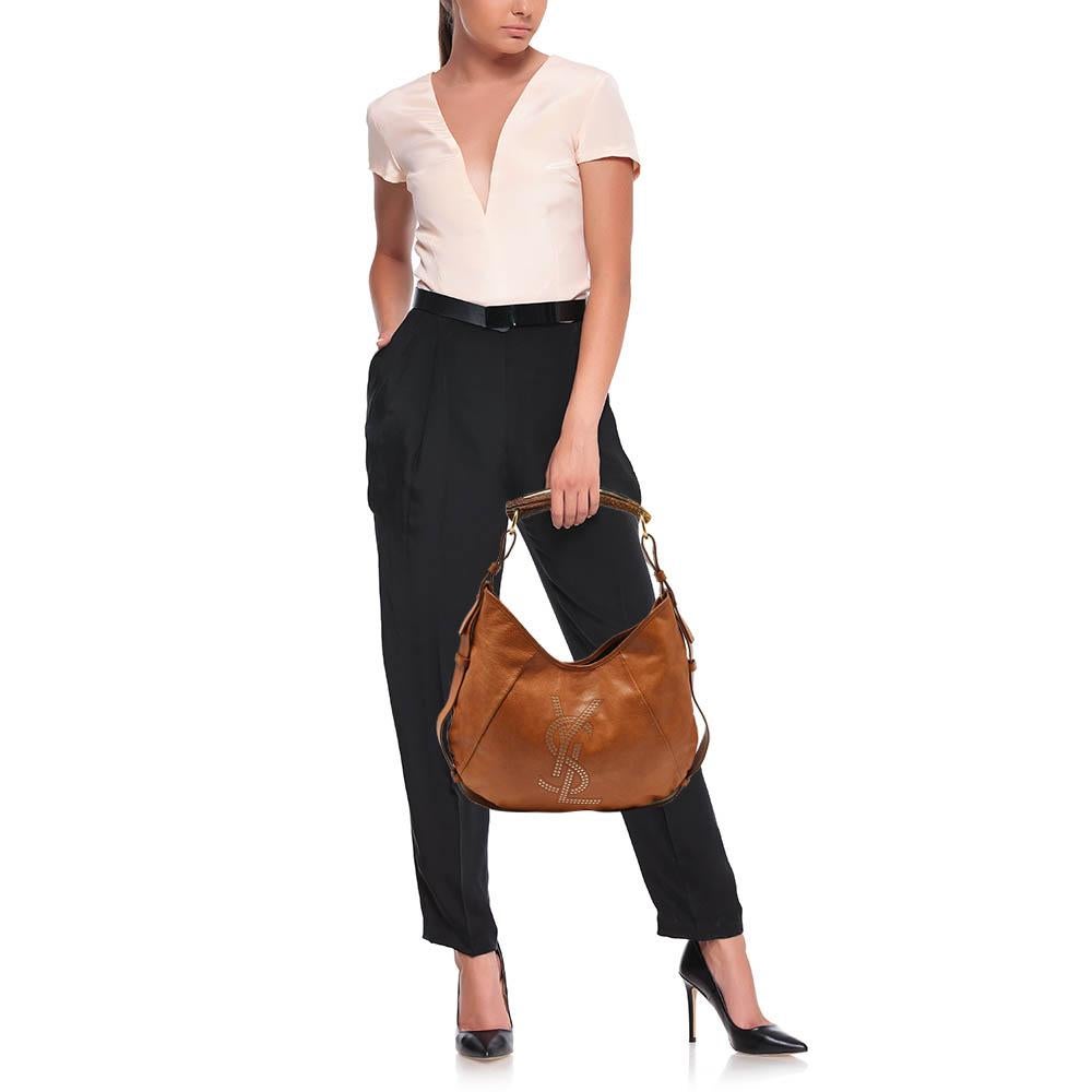 Stylish handbags never fail to make a fashionable impression. Make this designer hobo yours by pairing it with your sophisticated workwear as well as chic casual looks.