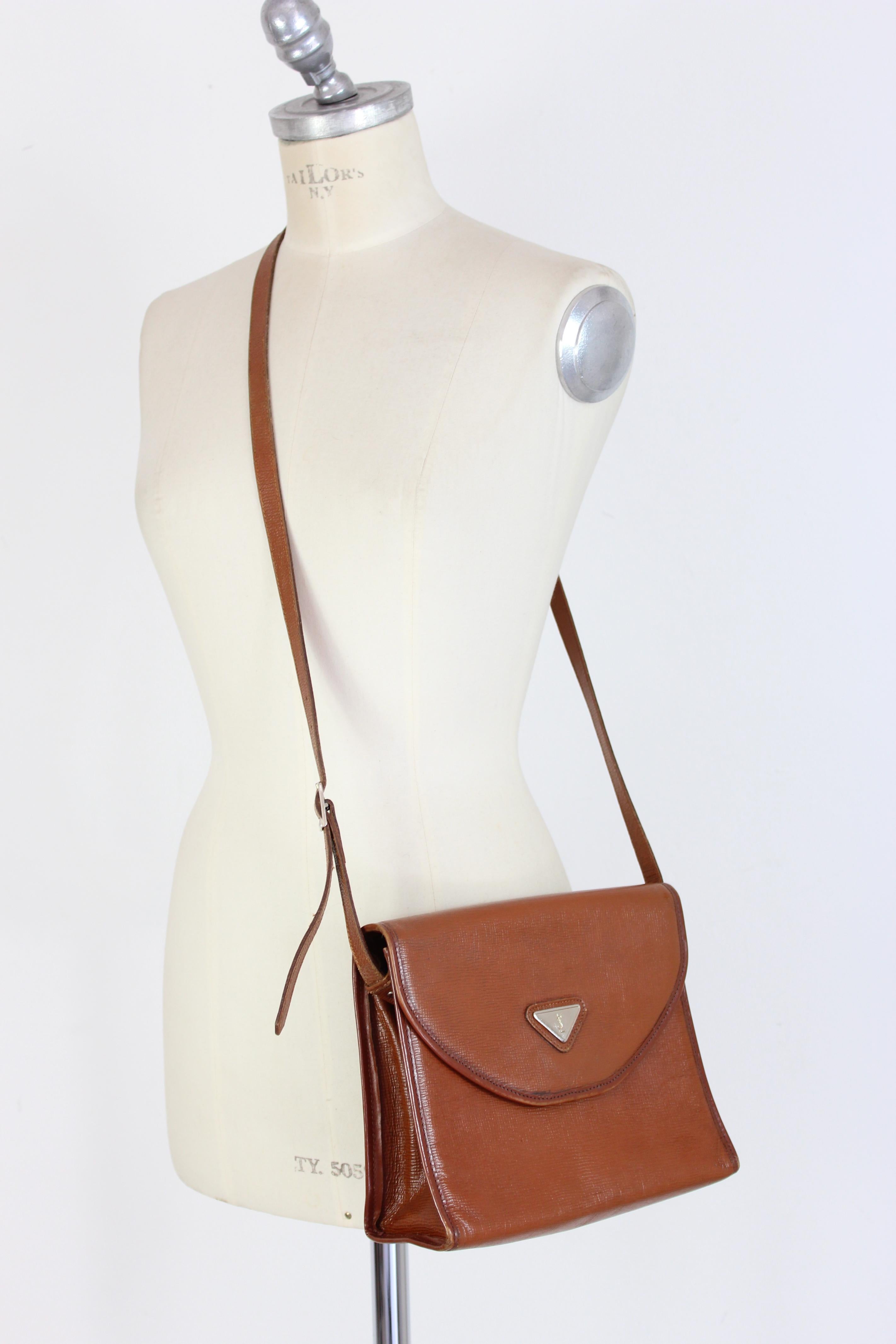 Yves Saint Laurent vintage 80s bag. Shoulder bag with adjustable shoulder strap, brown with gold-colored details. 100% leather fabric, clip button closure. Made in France.

Condition: Very Good

Item in excellent condition. There are slight signs of