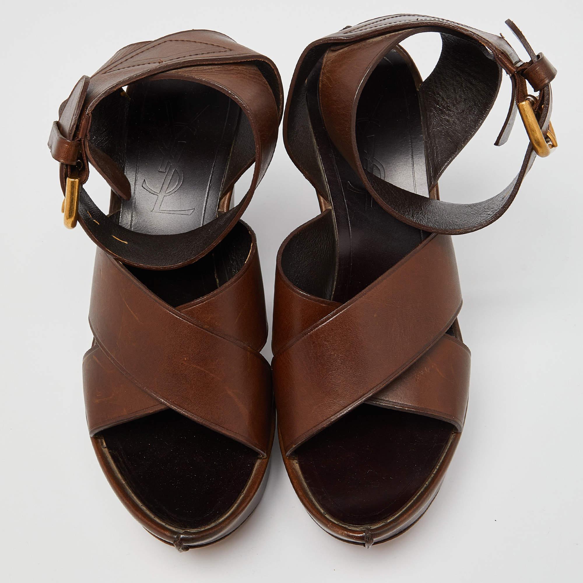 Ces sandales vous offriront à la fois luxe et confort. Fabriquées à partir de matériaux de qualité, elles sont proposées dans une teinte polyvalente et sont équipées de semelles intérieures confortables.

