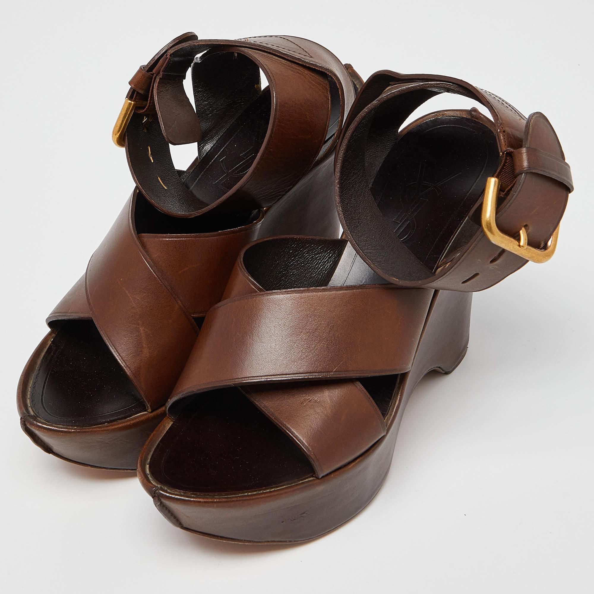 Yves Saint Laurent Brown Leder Keil Plattform Knöchelriemen Sandalen Größe 38 im Zustand „Hervorragend“ im Angebot in Dubai, Al Qouz 2