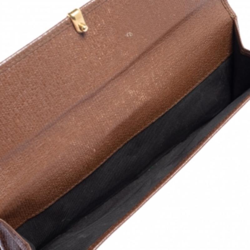 Questo portafoglio continentale Y-Ligne di Yves Saint Laurent è una creazione che una fashionista come te deve possedere. È stato realizzato in pelle e sfoggia un'elegante tonalità marrone. È dotato di una patta anteriore che si apre per rivelare un