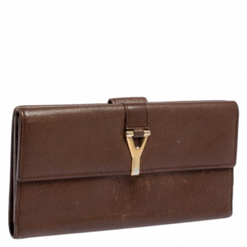 Yves Saint Laurent Portafoglio continentale con patta in pelle marrone Y Ligne In condizioni discrete in vendita a Dubai, Al Qouz 2
