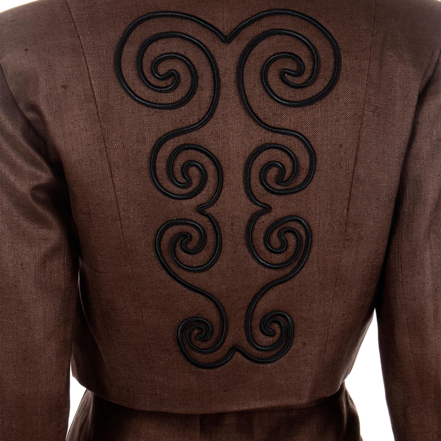 Yves Saint Laurent - Combinaison jupe et veste courte brodée en lin marron en vente 1