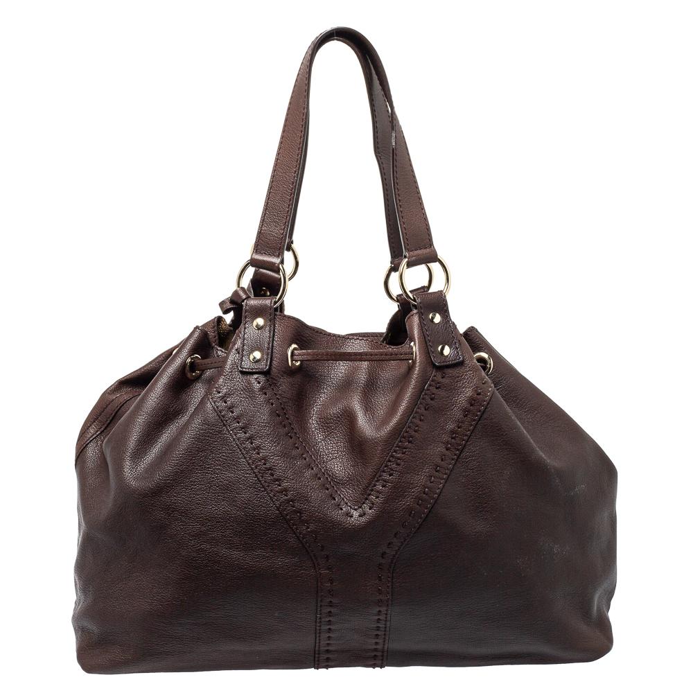 This Double Sac Y tote bag comes from Yves Saint Laurent and it will definitely make your outfit more interesting! It is crafted in Italy from quality leather. It comes in lovely hues of brown and metallic gold. This large reversible tote is