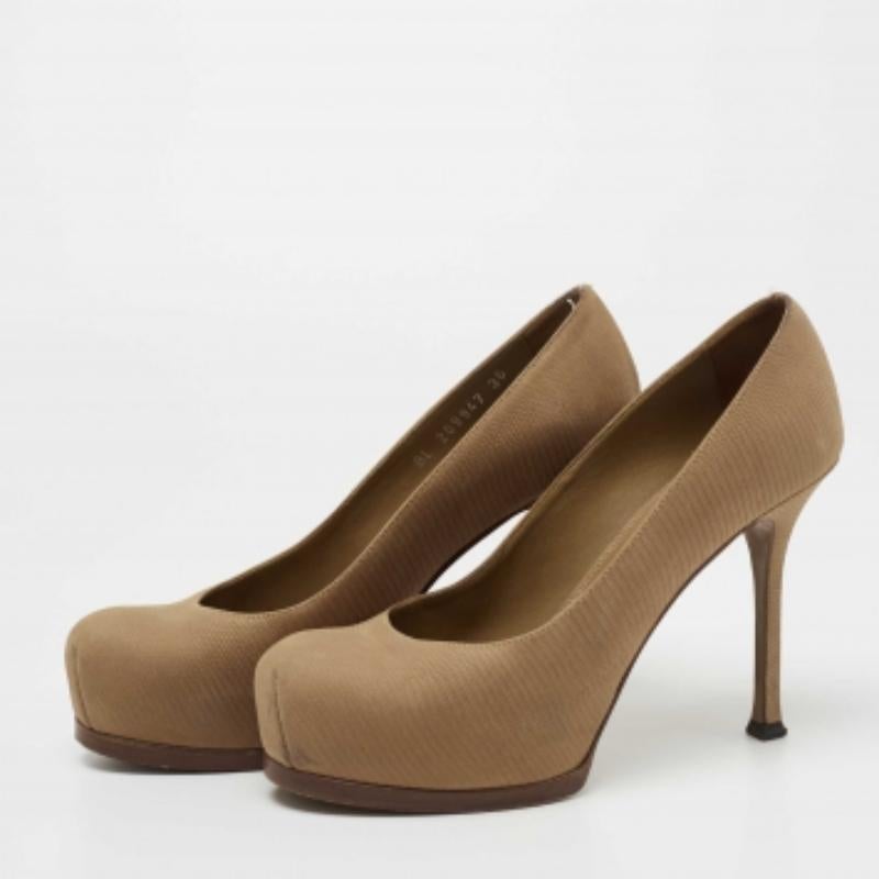 Queste scarpe sinuose daranno un tocco di stile al tuo look. Realizzate con materiali lussuosi, presentano solette ben foderate che offrono un comfort infinito.