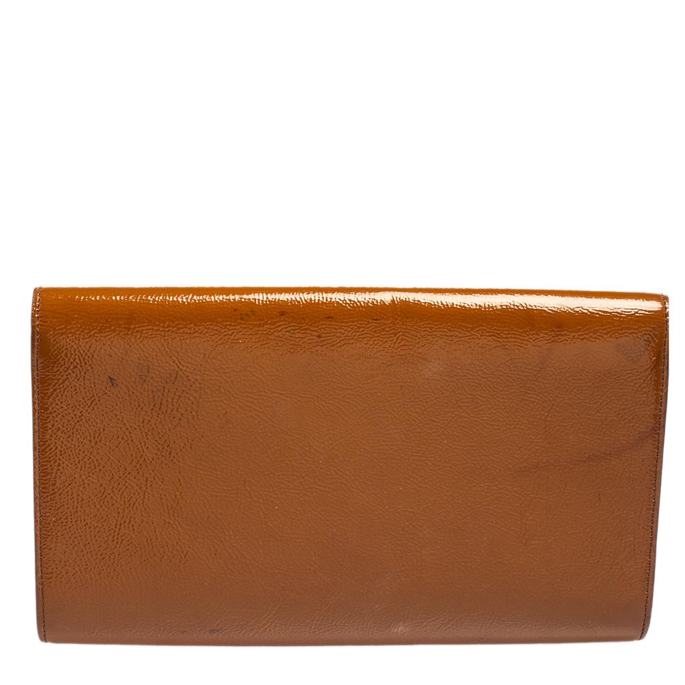 The Belle De Jour clutch by Yves Saint Laurent is a creation that is not only stylish but also exceptionally well-made. It is a design that is simple and sophisticated, just right for the woman who embodies class in a modern way. Meticulously