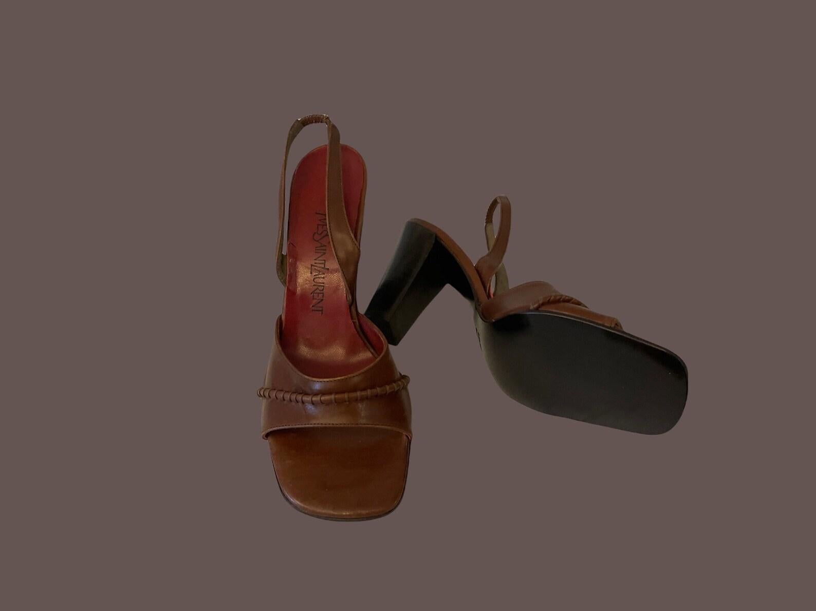 Tacones Yves Saint Laurent Slingback Marrones, Circa 1970s en Excelente estado para la venta en Brooklyn, NY