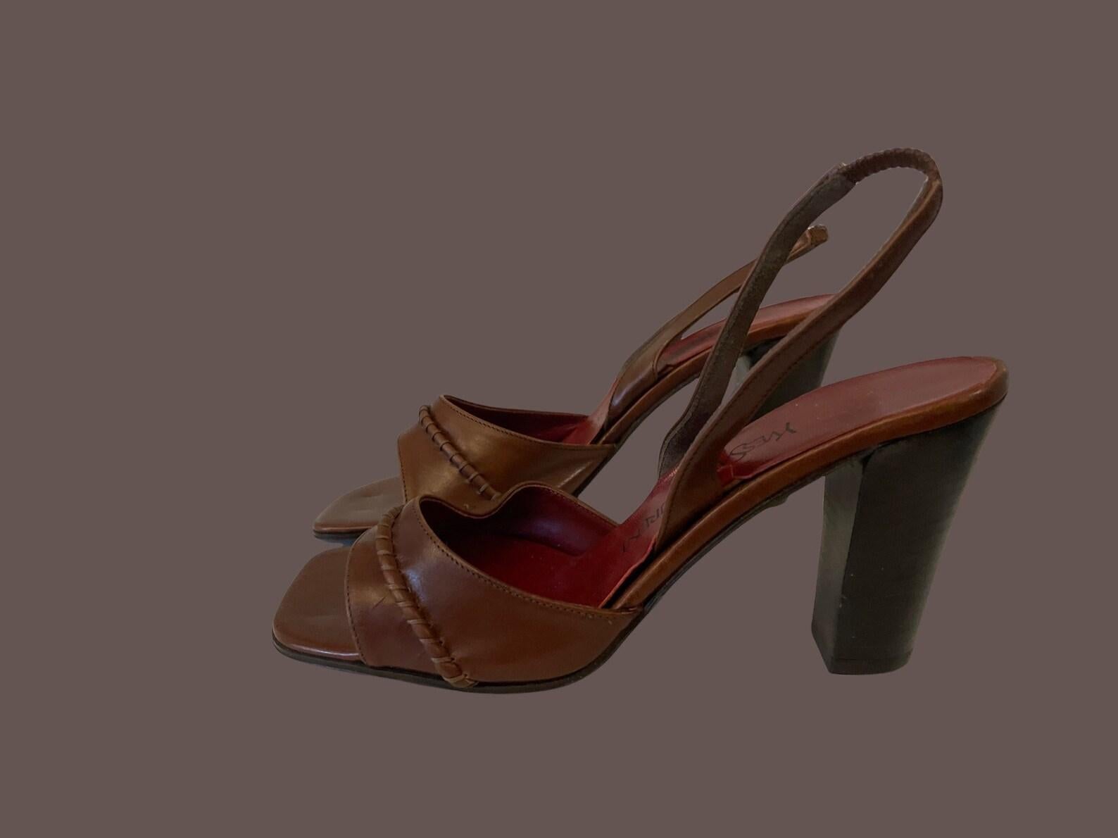 De las mujeres Tacones Yves Saint Laurent Slingback Marrones, Circa 1970s en venta