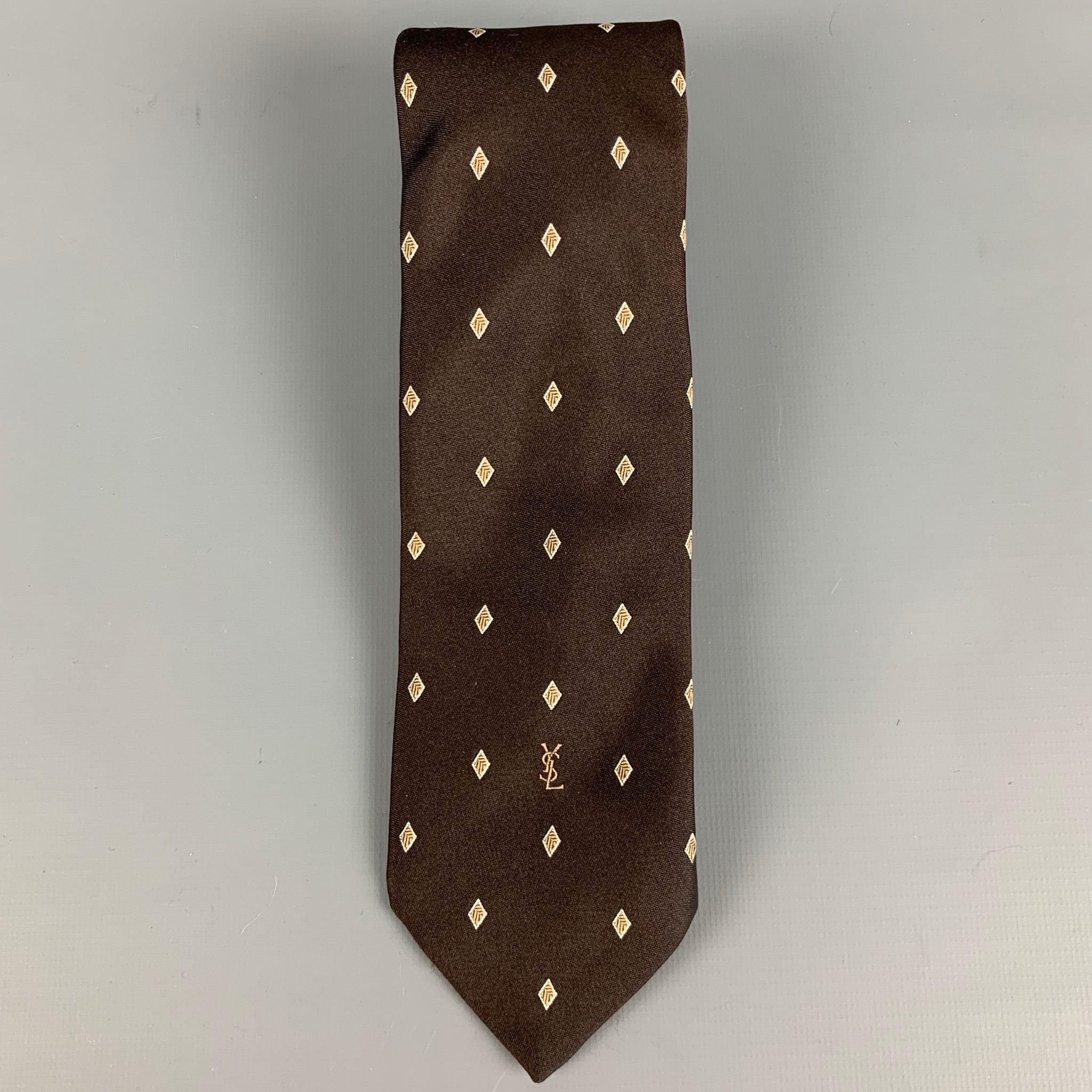 YVES SAINT LAURENT
Krawatte aus braunem Seidenstoff mit gelbem Rautenjacquardmuster und schmaler Passform. Ausgezeichneter Pre-Owned Zustand. 

Abmessungen: 
  Breite: 2,5 Zoll Länge: 57 Zoll 
  
  
 
Referenz: 127791
Kategorie: Krawatte
Mehr