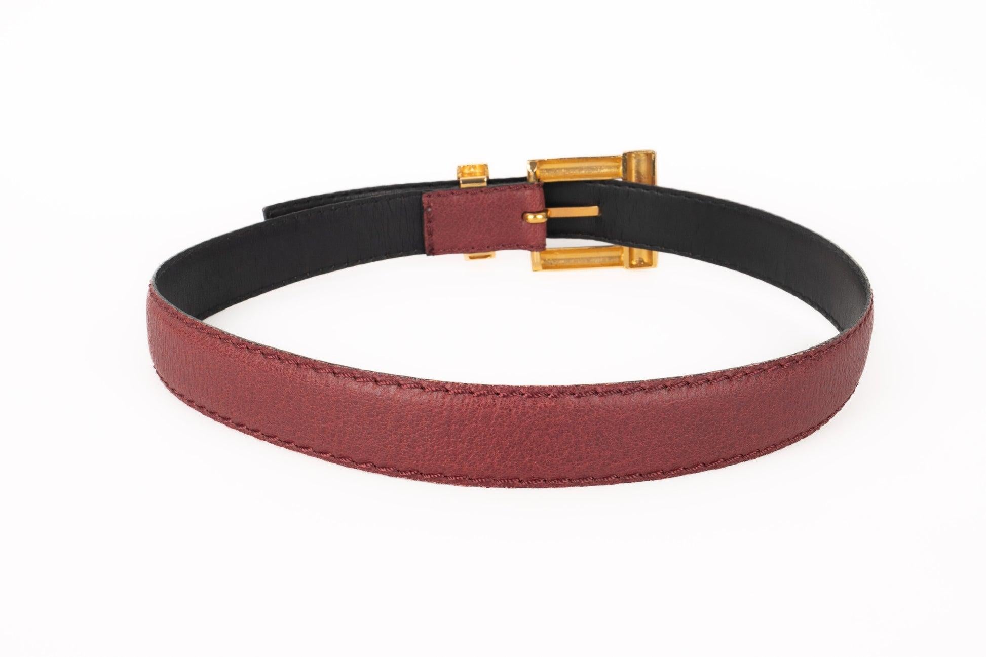 Yves Saint Laurent Burgundy Leather Belt with Golden Metal In Good Condition For Sale In SAINT-OUEN-SUR-SEINE, FR