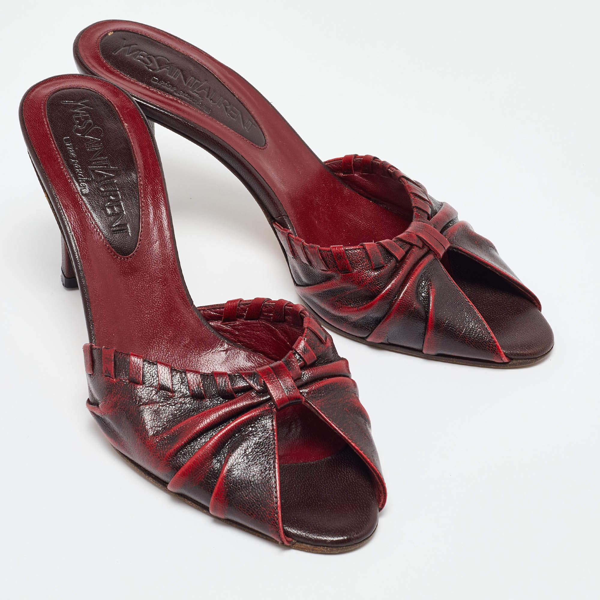 Yves Saint Laurent Burgundy Leather Slide Sandals 38 In Good Condition In Dubai, Al Qouz 2