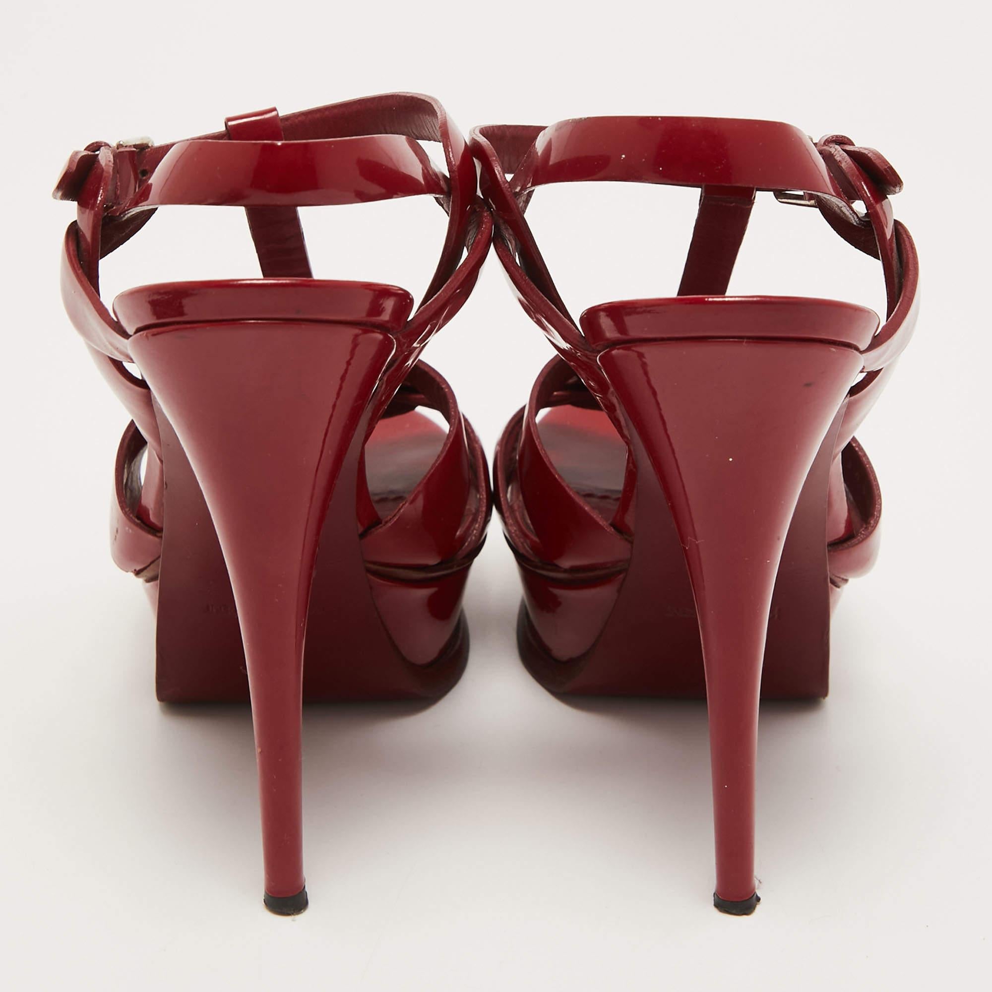 Yves Saint Laurent Burgunderfarbene Tribute-Sandalen aus Lackleder Größe 38,5 (Braun) im Angebot