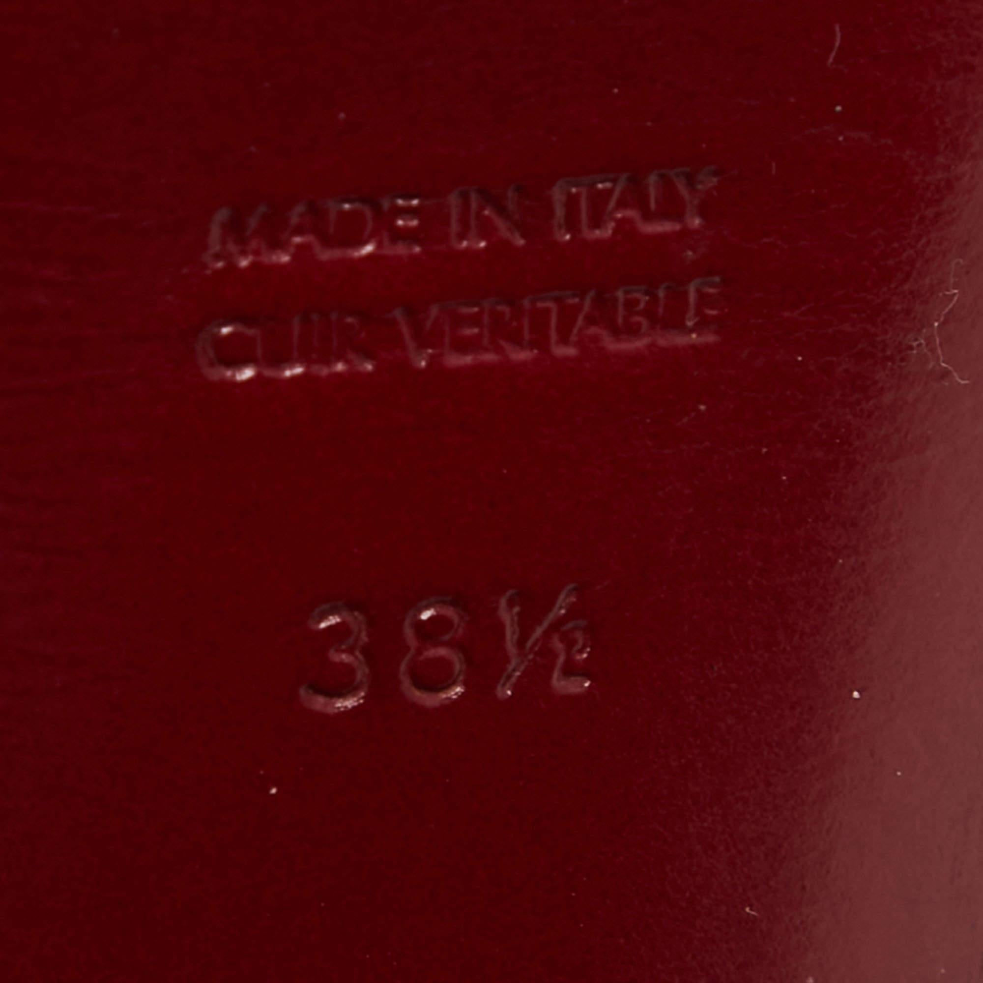 Yves Saint Laurent Burgunderfarbene Tribute-Sandalen aus Lackleder Größe 38,5 im Angebot 1