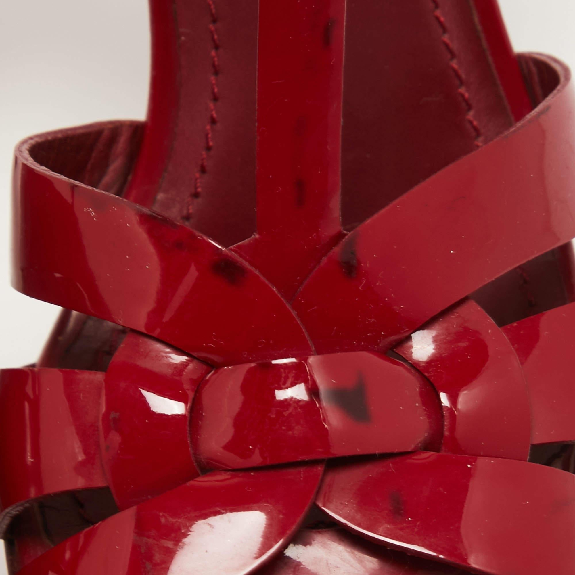Yves Saint Laurent Burgunderfarbene Tribute-Sandalen aus Lackleder Größe 38,5 im Angebot 3