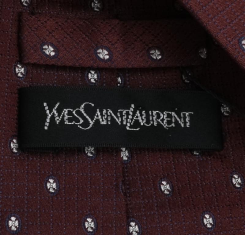 Cette cravate Yves Saint Laurent est un accessoire formel parfait qui présente un attrait pointu et moderne. Confectionné dans des matières luxueuses, il présente des motifs complexes et l'étiquette de la marque est soigneusement cousue au dos. Il