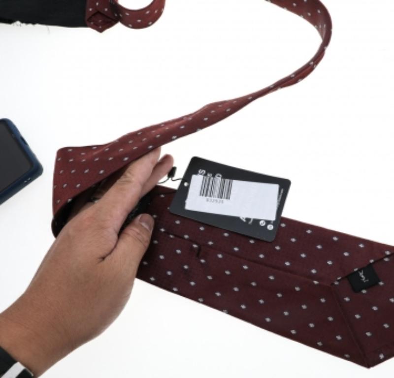 Yves Saint Laurent - Cravate en jacquard de soie à motifs bourguignons Bon état - En vente à Dubai, Al Qouz 2