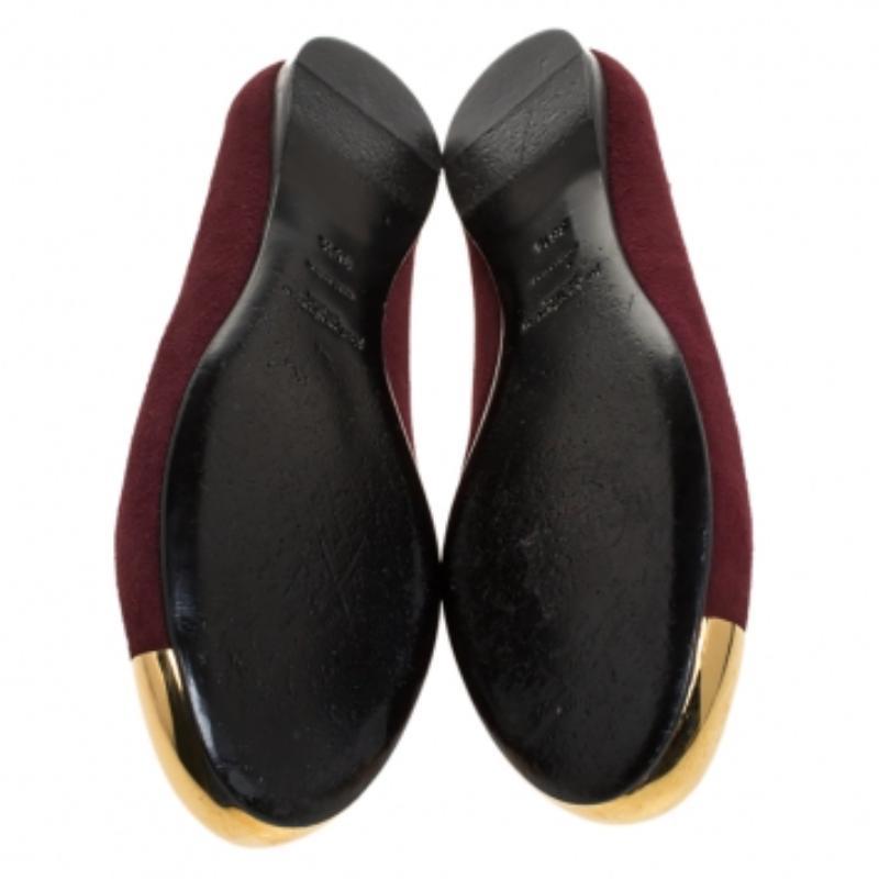 Ces chaussures plates chic et tendance d'Yves Saint Laurent peuvent rehausser votre niveau de style. Ces chaussures plates en daim sont l'incarnation du style et du confort. Elles sont de couleur bordeaux, avec des bouts en métal et des semelles en