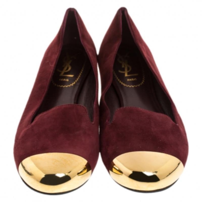 Yves Saint Laurent - Mocassins Evelyn à bouts arrondis en daim bordeaux, taille 36,5 Bon état - En vente à Dubai, Al Qouz 2