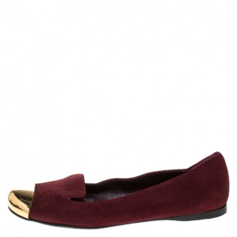 Yves Saint Laurent - Mocassins Evelyn à bouts arrondis en daim bordeaux, taille 36,5 en vente 1
