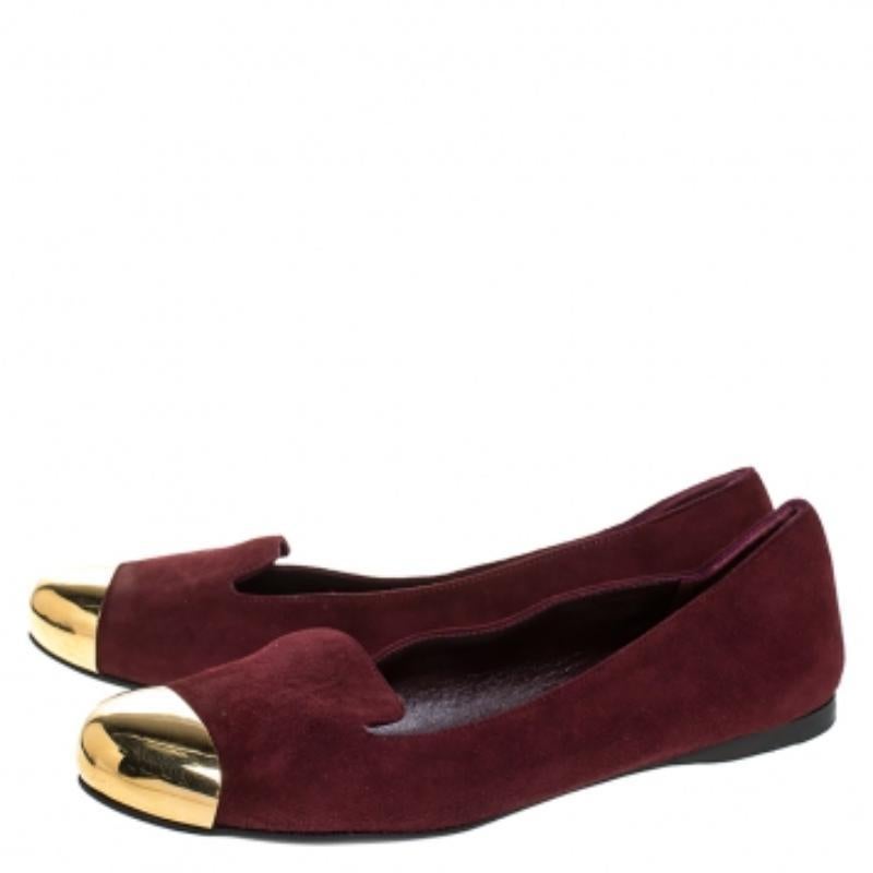 Yves Saint Laurent - Mocassins Evelyn à bouts arrondis en daim bordeaux, taille 36,5 en vente 2