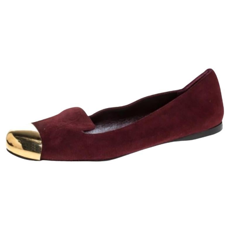 Yves Saint Laurent - Mocassins Evelyn à bouts arrondis en daim bordeaux, taille 36,5 en vente