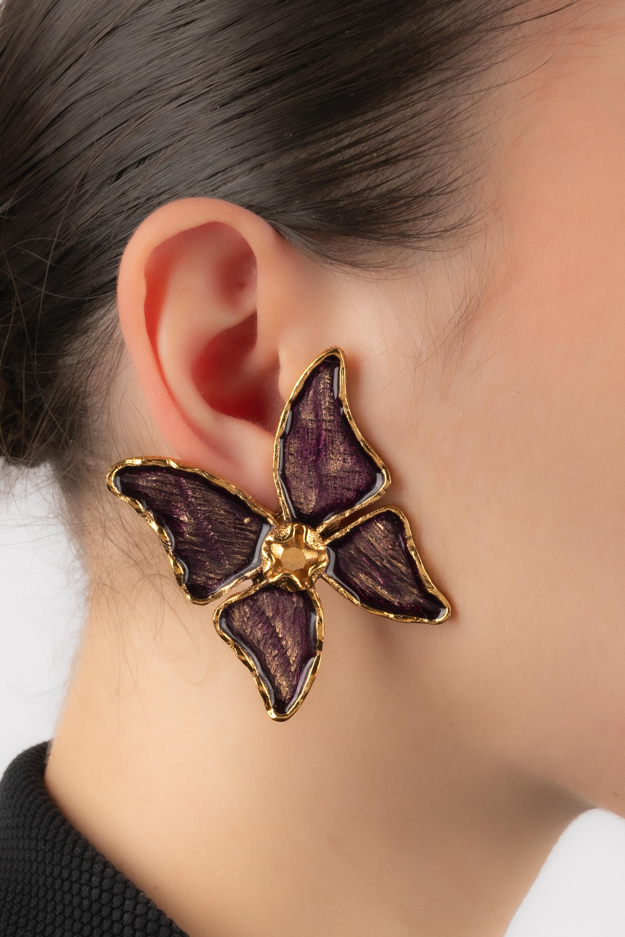 YVES SAINT LAURENT - (Made in France) Golden metal clip-on earrings with enamel, representing butterflies.

Condition:
Very good condition

Dimensions:
6 cm x 6.5 cm

SKU:BO326