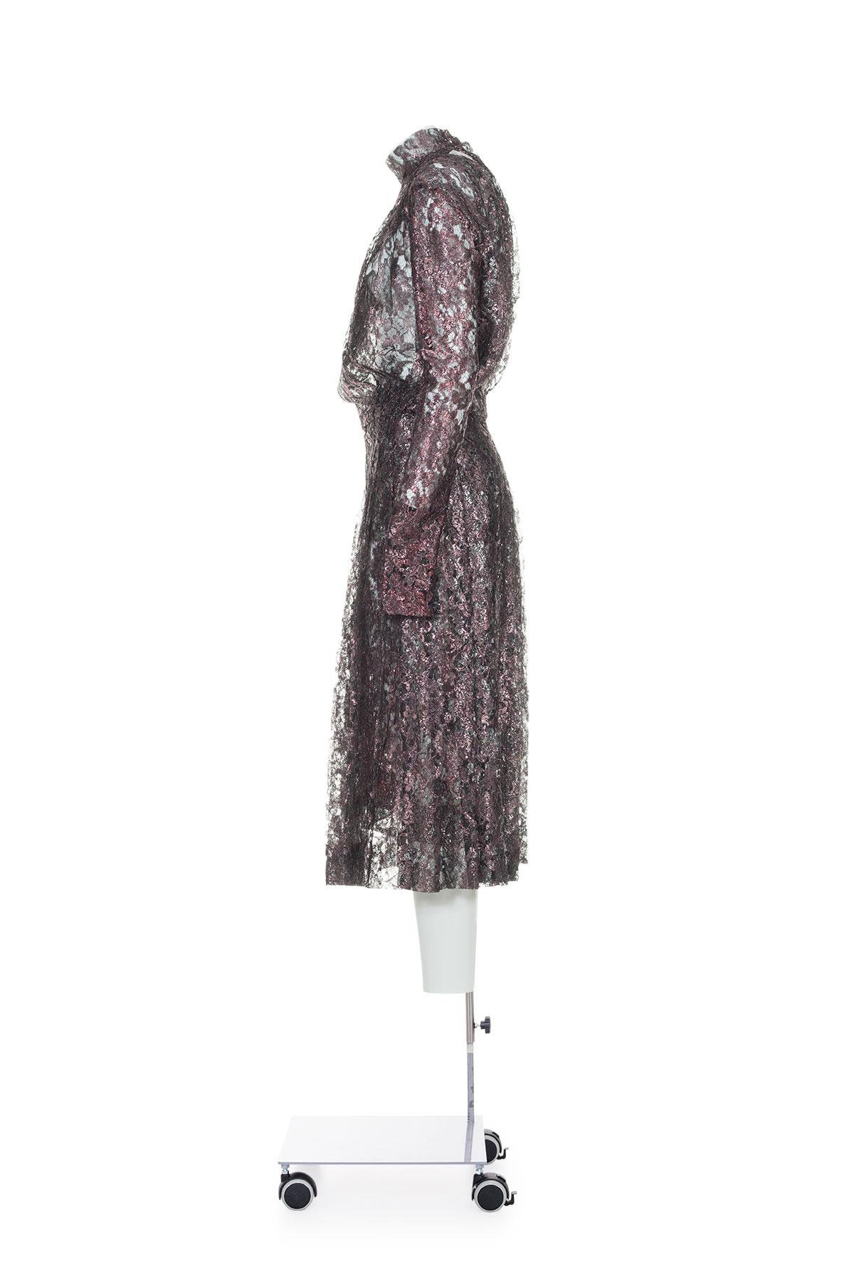 Automne Hiver 2000 rare robe en dentelle métallisée doublée et plissée Yves Saint Laurent par Alber Elbaz
Fermeture à glissière au dos
70% polyester 30% nylon