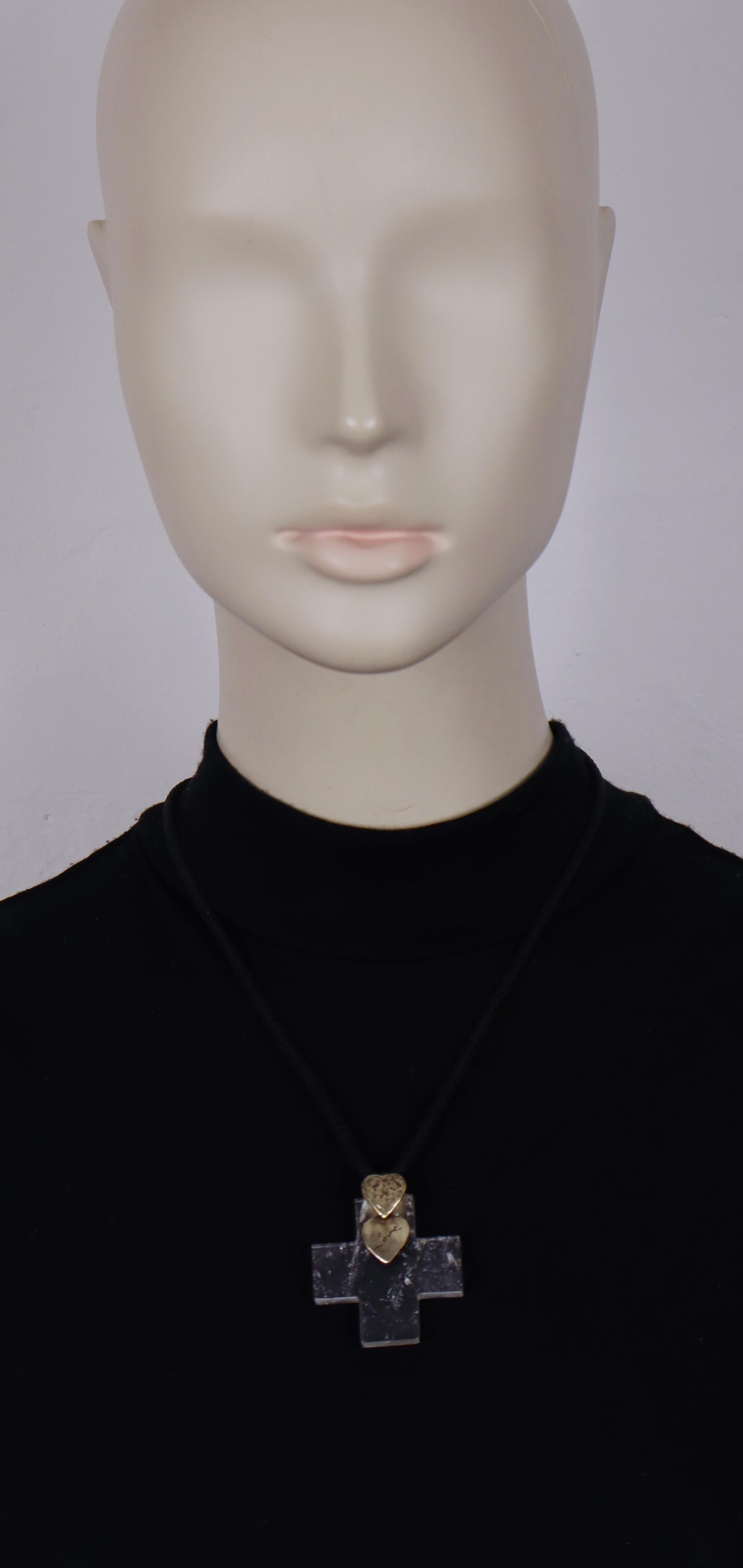 Yves Saint Laurent by Robert Goossens, rara collana vintage con ciondolo in cristallo di rocca.

Questa collana è composta da una croce di cristallo di rocca ornata da cuori d'argento dorati e discreti, un cuore penzolante con la scritta
