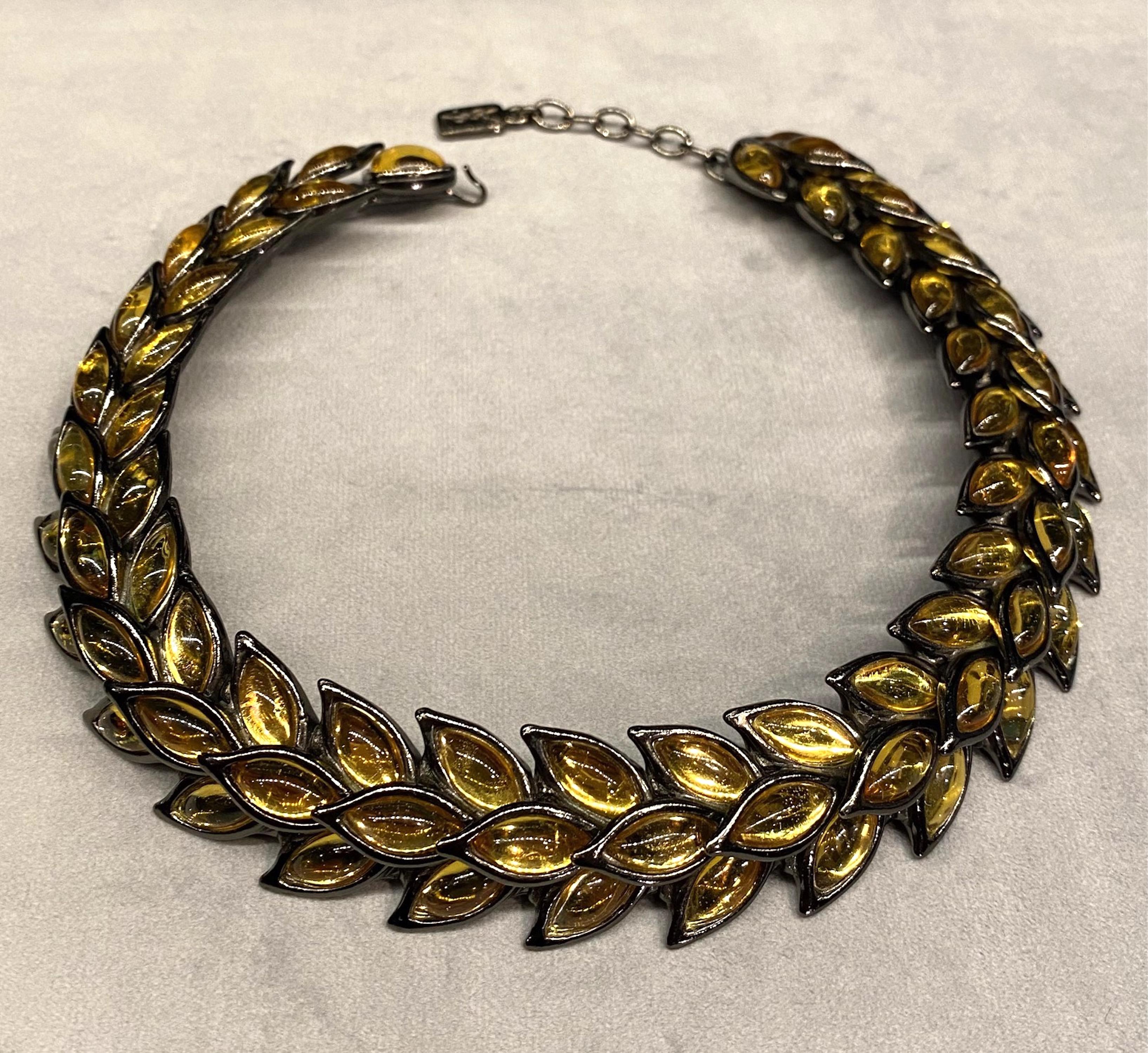 The Robert Goossens for Yves Saint Laurent “Épi de Blé” necklace is a stunning example of 1980s haute couture jewelry, combining Goossens’ mastery of sculptural metalwork with Yves Saint Laurent’s iconic design language. This piece features:
•