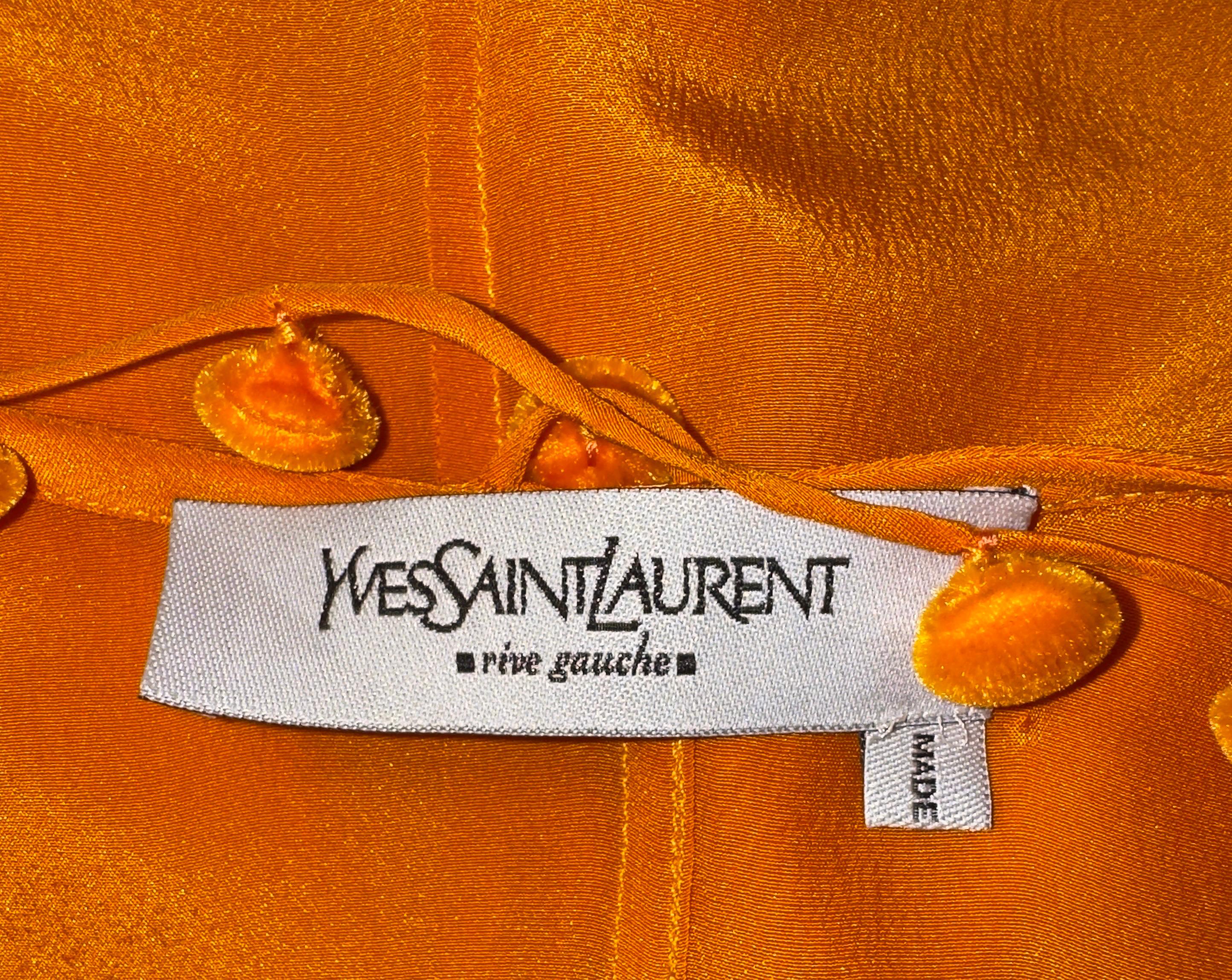 Yves Saint Laurent by Tom Ford 2004 Mandarina Falda Plisada Top Conjunto Cinturón/Bufanda en venta 10
