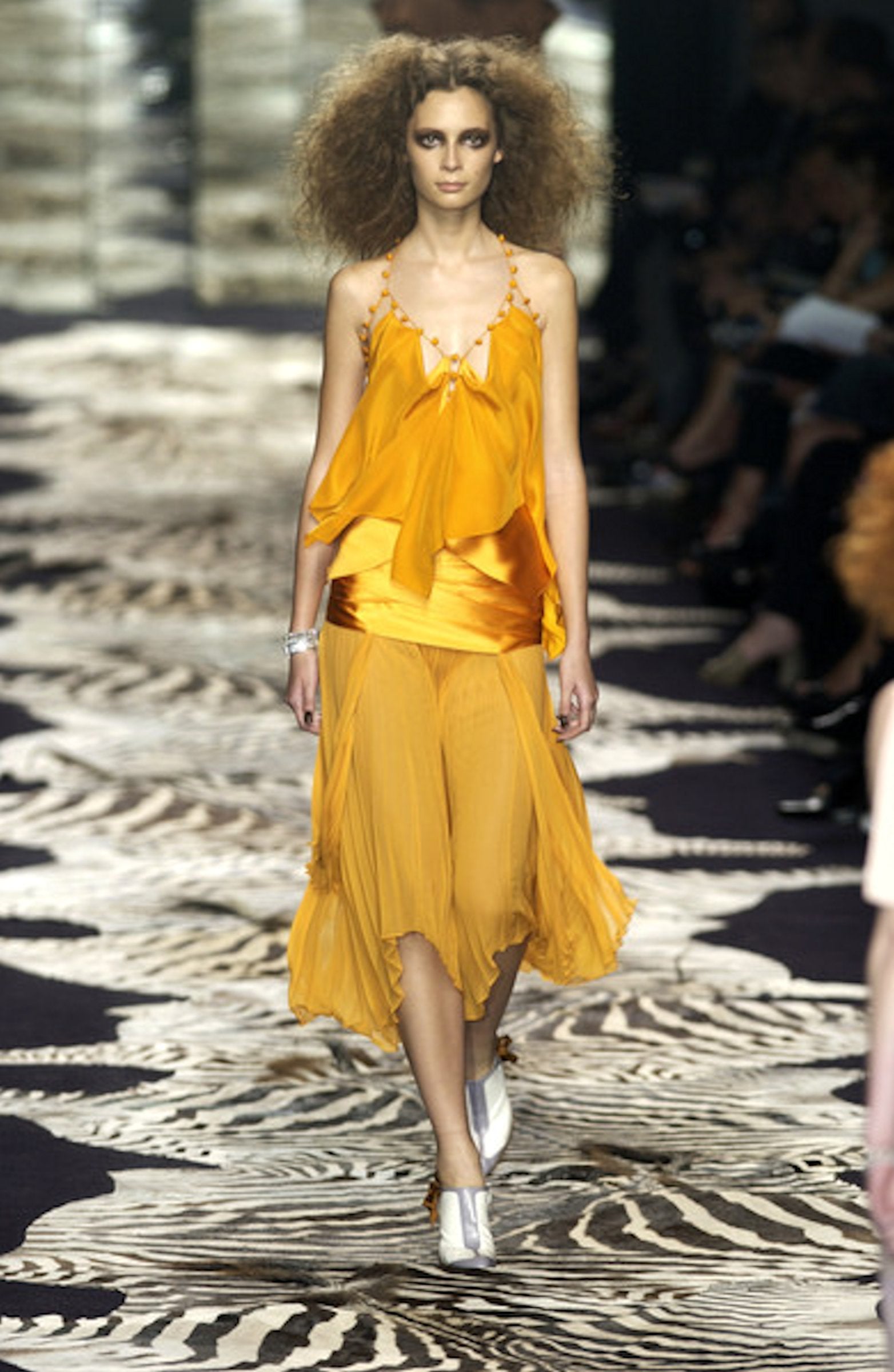 Yves Saint Laurent by Tom Ford 2004 Mandarina Falda Plisada Top Conjunto Cinturón/Bufanda en venta 13