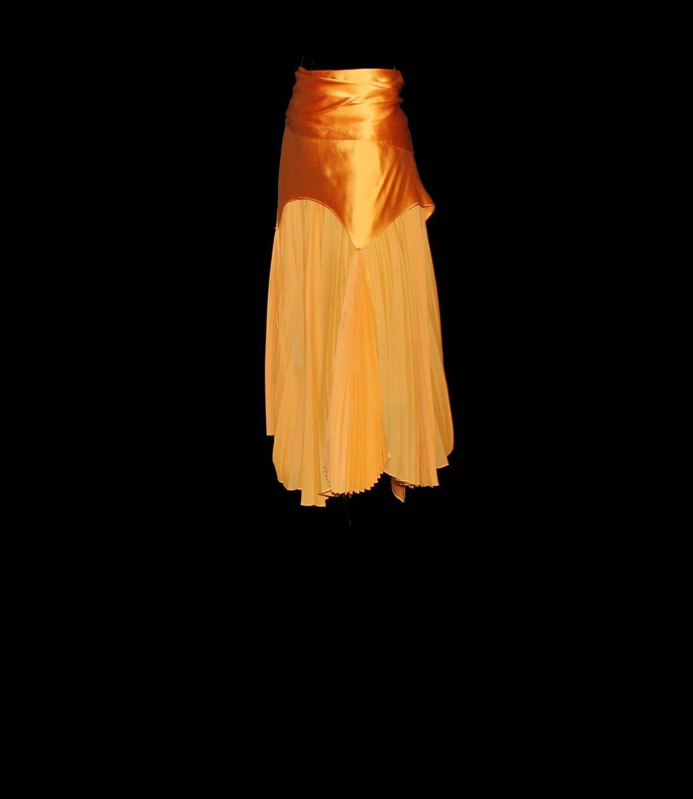 Yves Saint Laurent by Tom Ford 2004 Mandarina Falda Plisada Top Conjunto Cinturón/Bufanda en venta 1